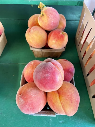 A bunch of peaches sitting on a table