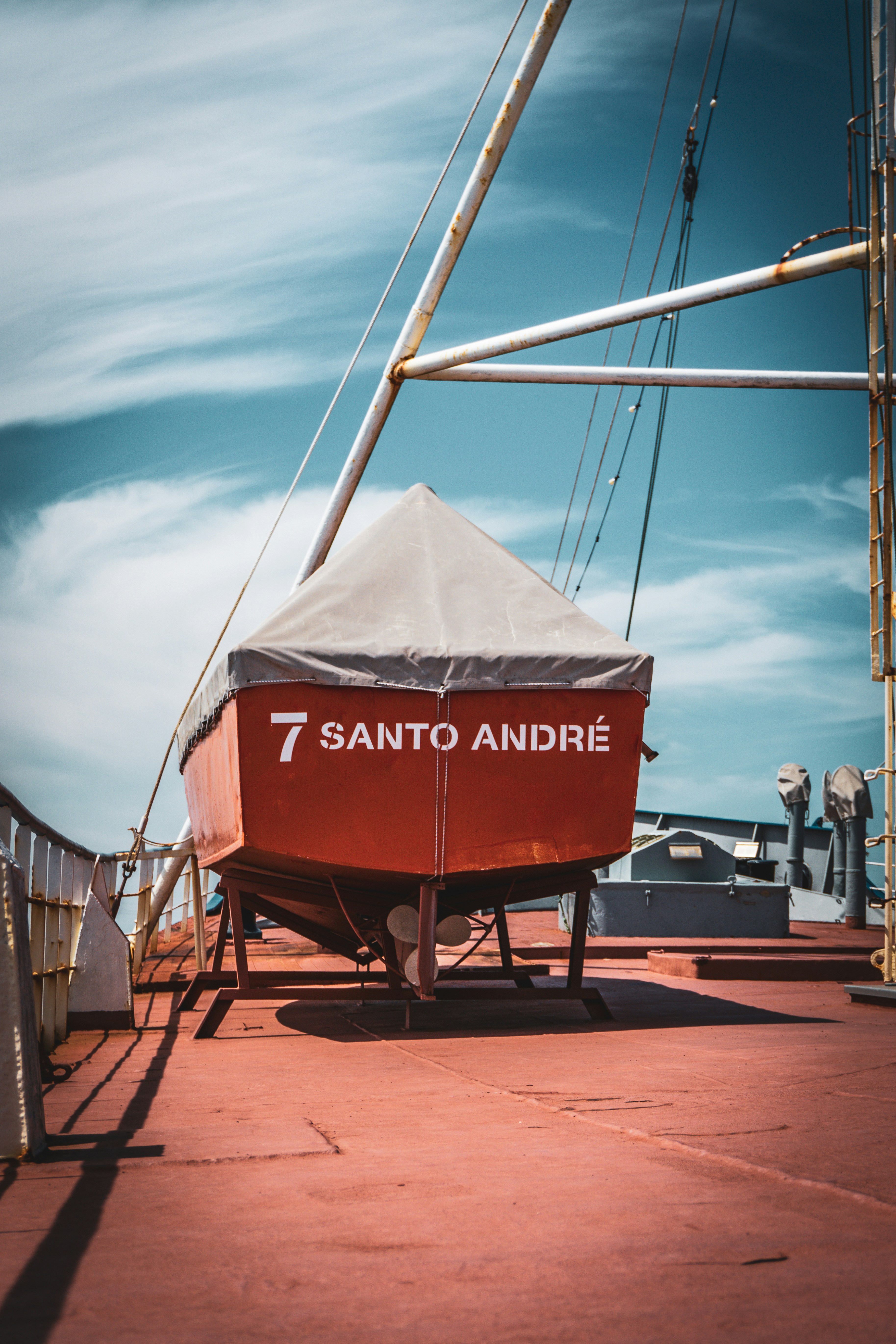 Ein rotes Boot sitzt auf einem Pier