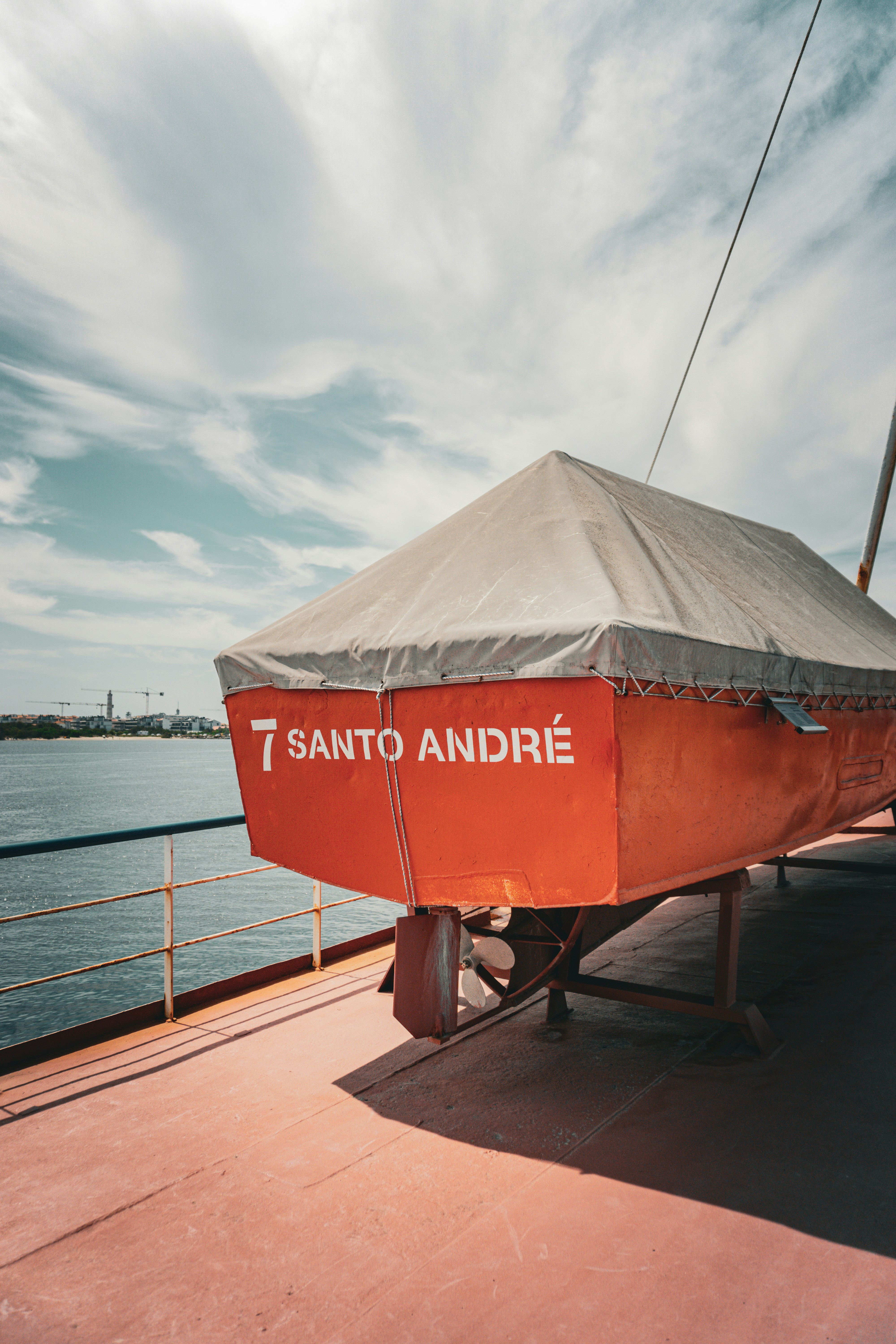 Ein rotes Boot sitzt auf einem Bootssteg