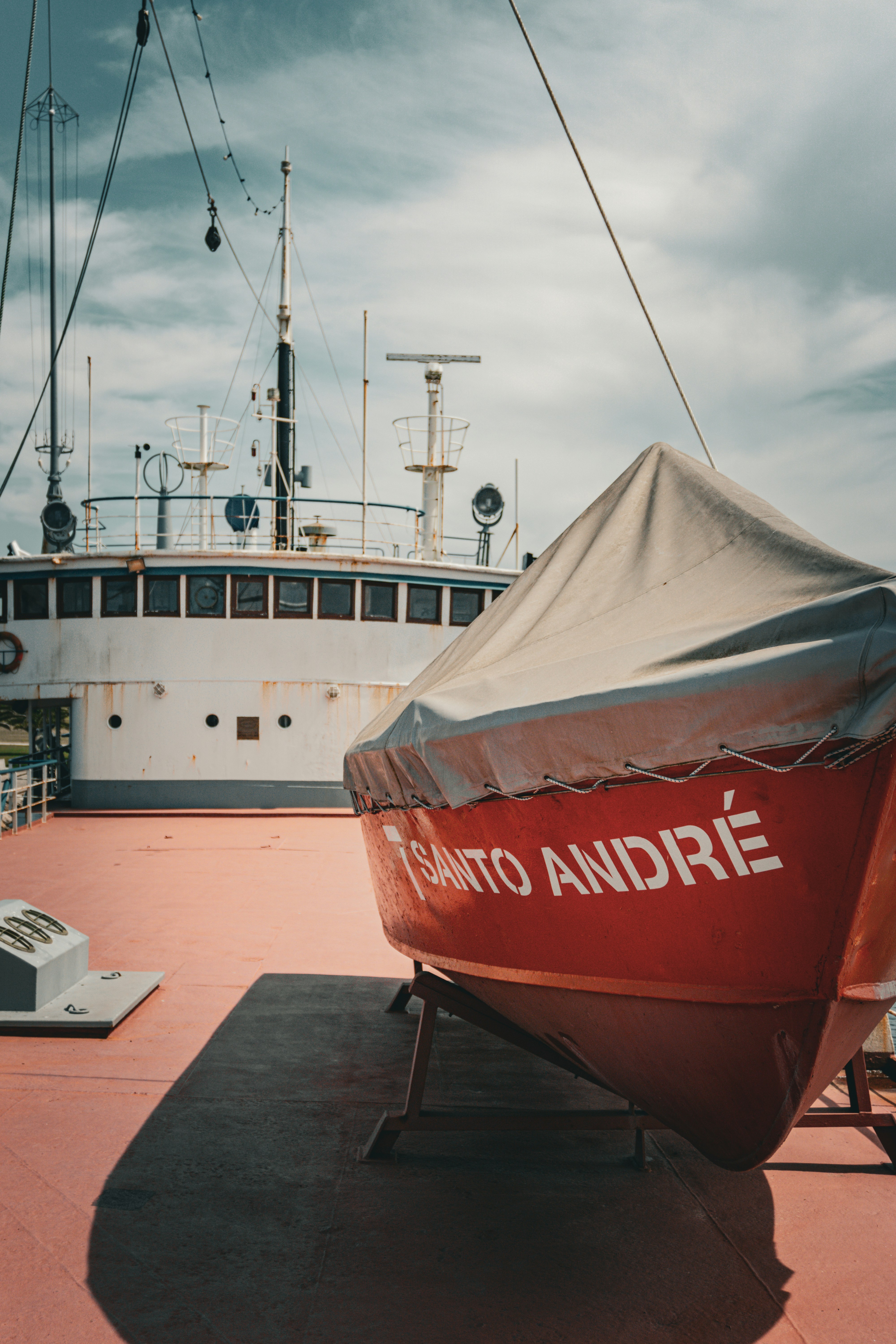 Ein Boot sitzt auf einem Bootssteg