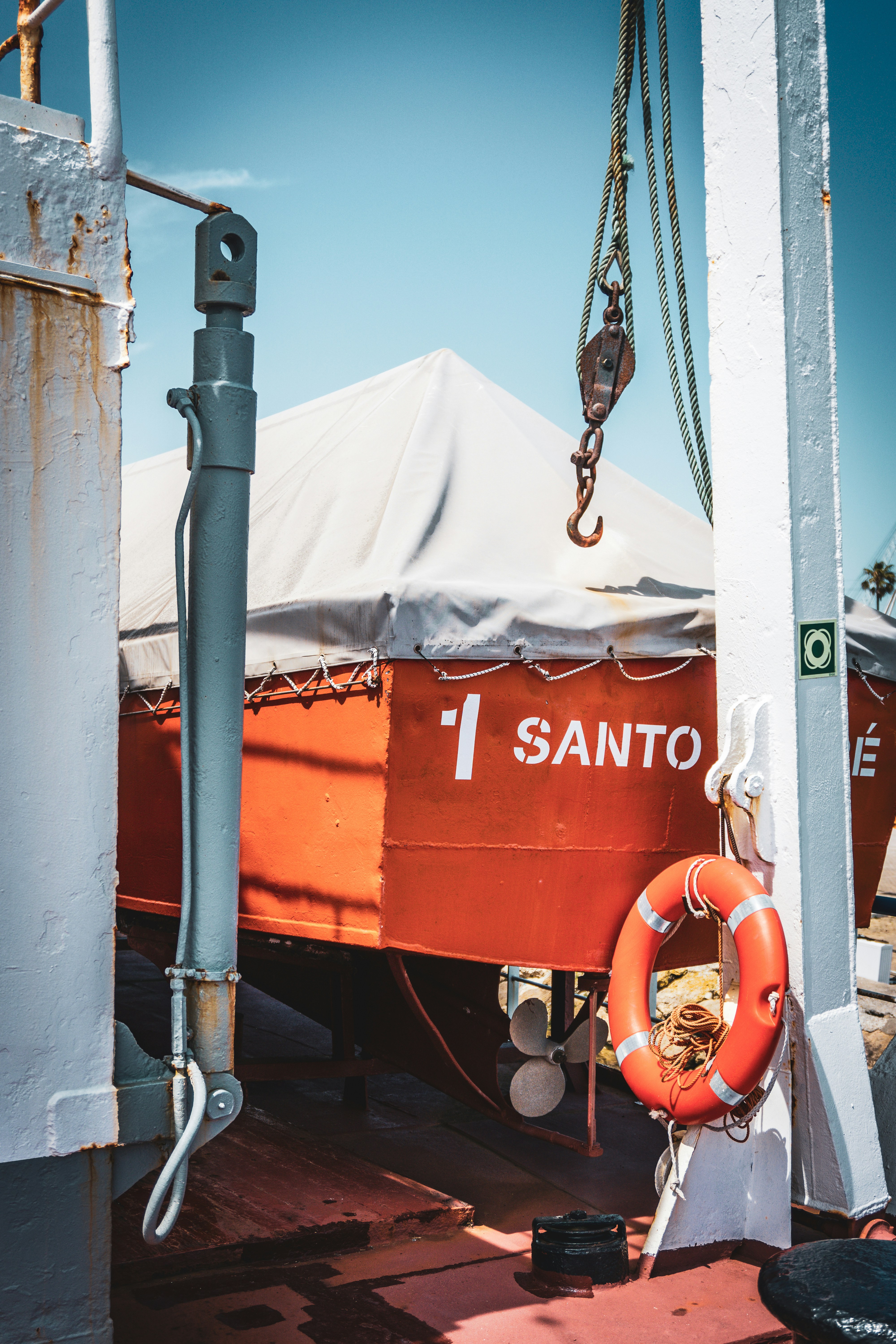 Ein Boot mit einem Rettungsring und einem daran befestigten Rettungsring