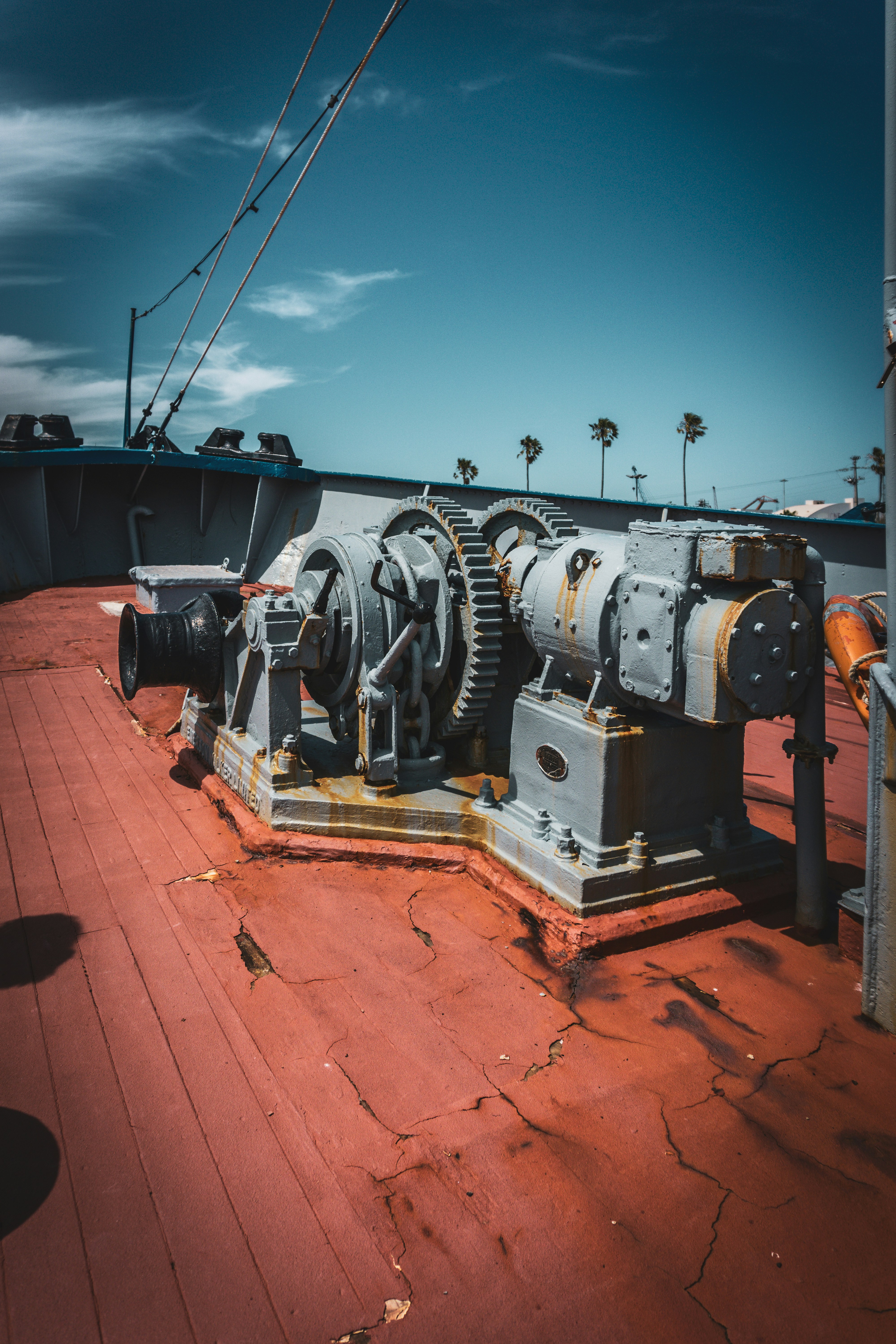 Ein paar große Maschinen, die auf einem Holzboden sitzen