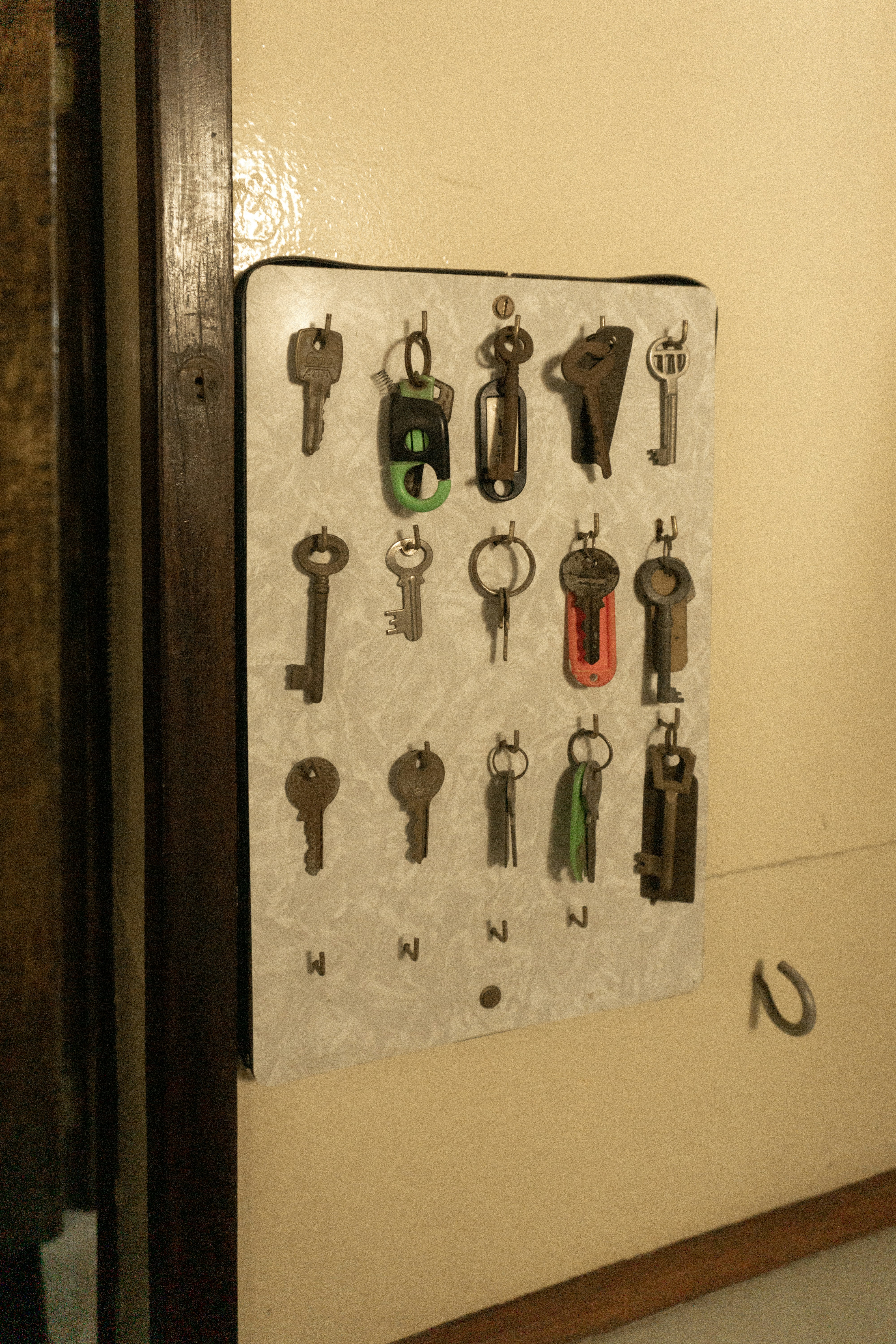Ein Schlüsselbund, der an einer Wand hängt