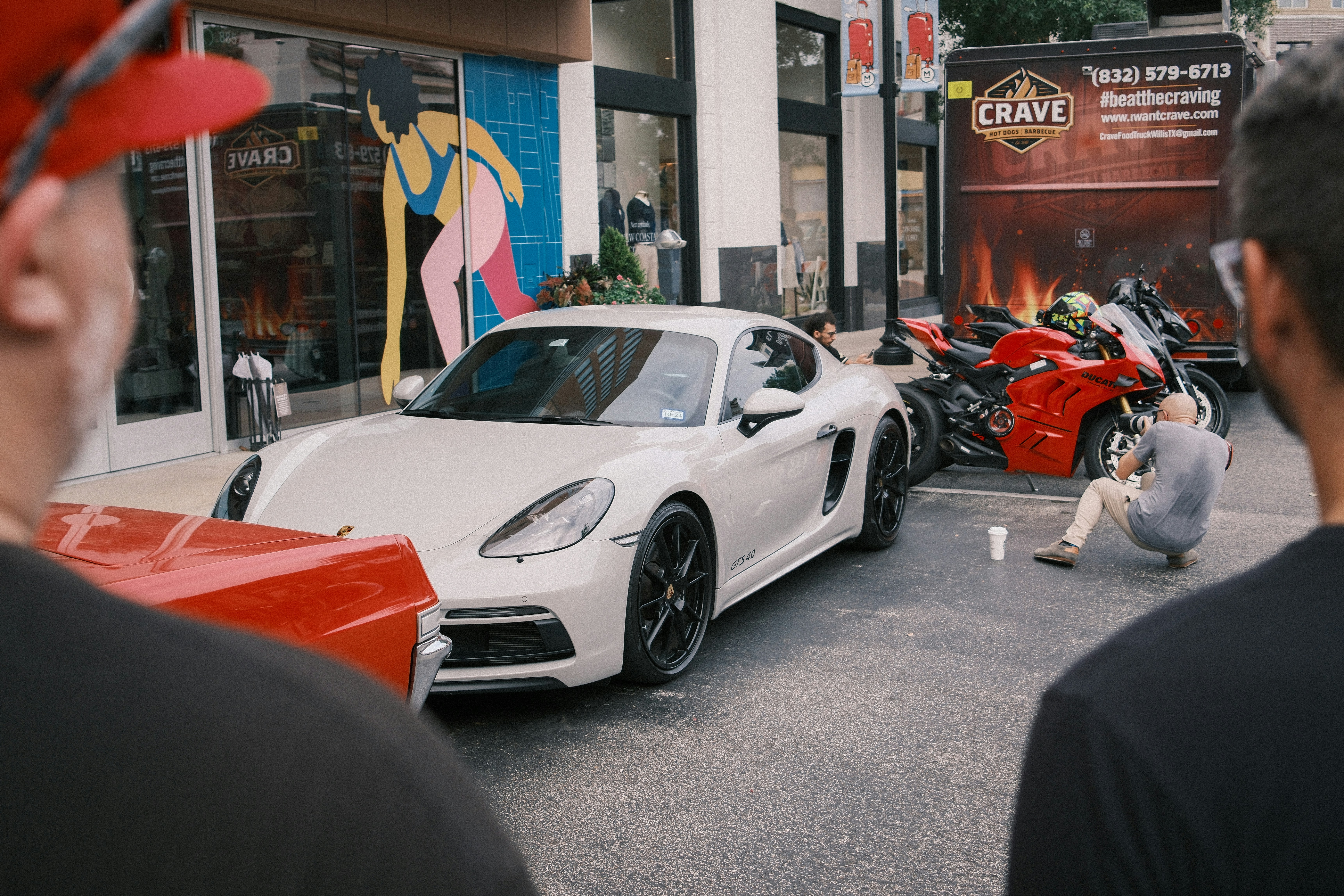 길가에 주차된 흰색 포르쉐