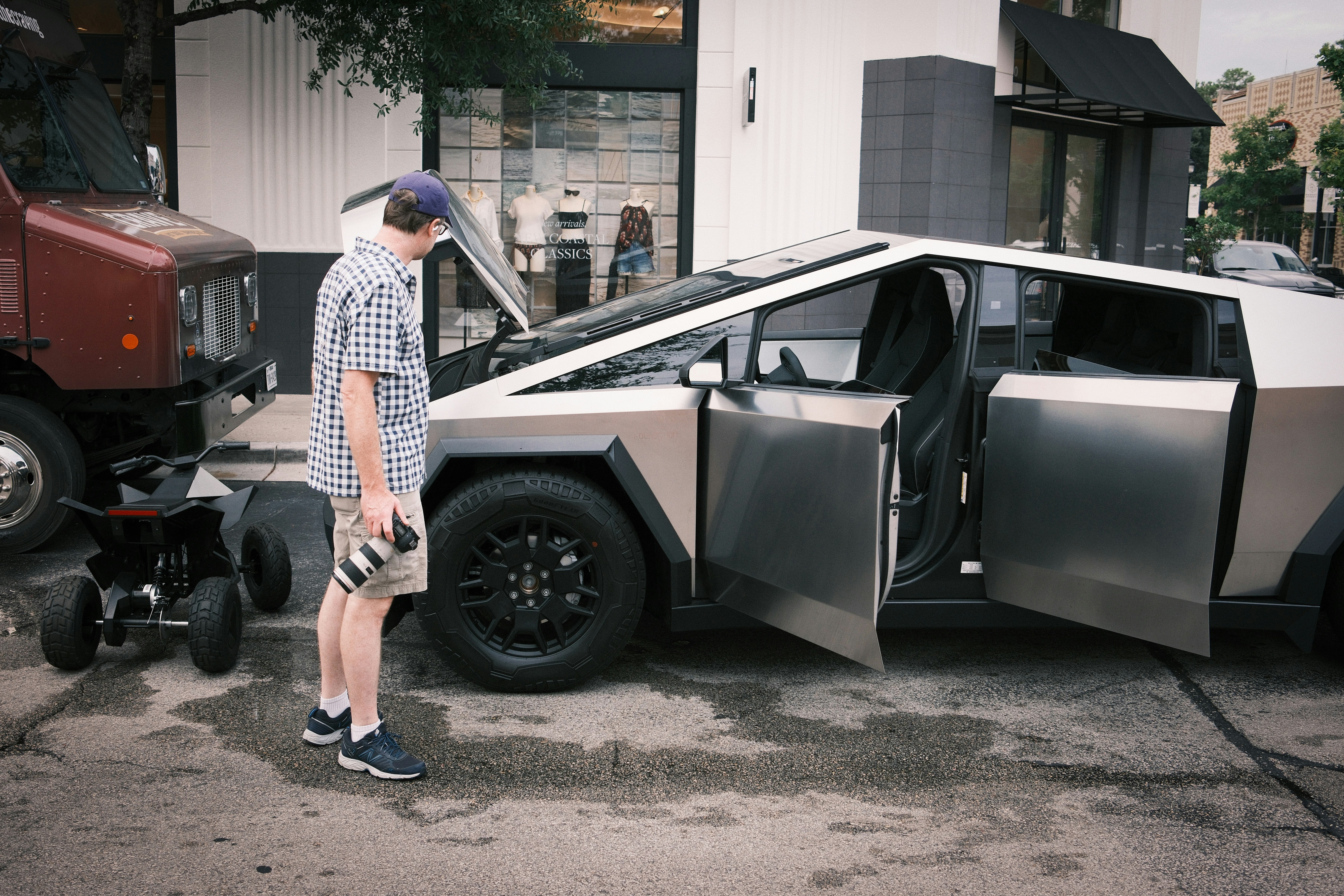 문이 열려 있는 차 앞에 서 있는 남자