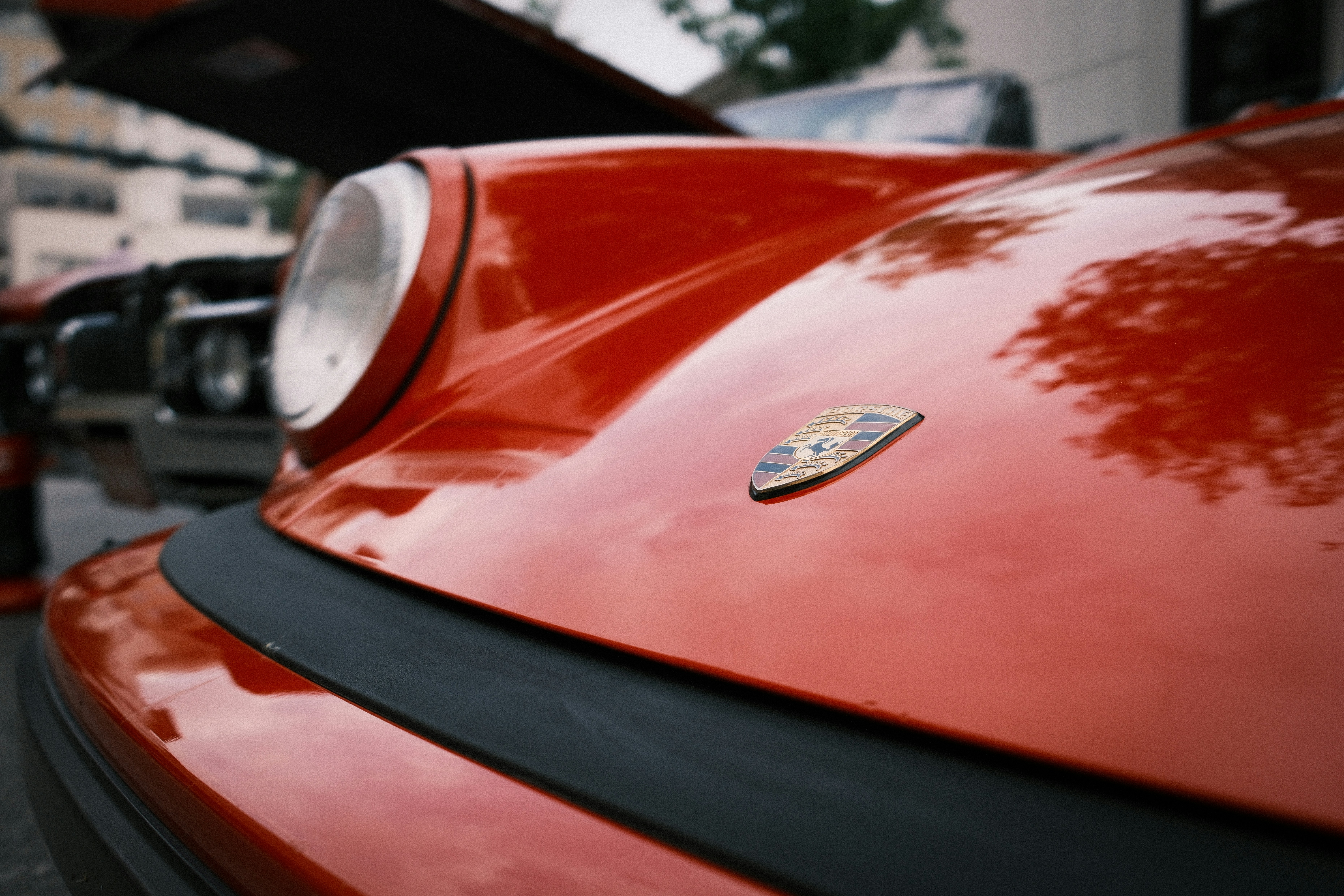 빨간 자동차의 후드 클로즈업