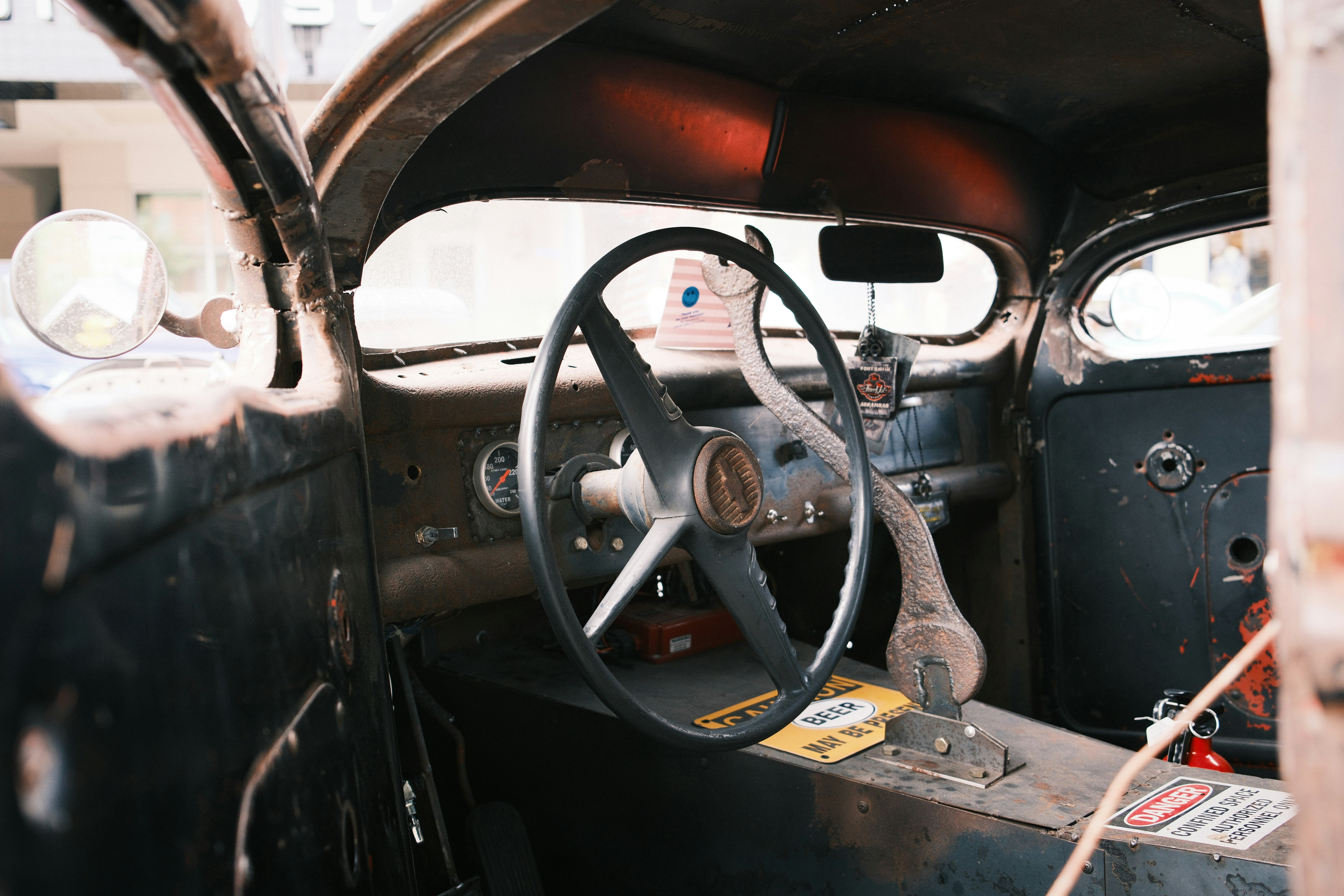스티어링 휠이 있는 낡은 자동차의 내부
