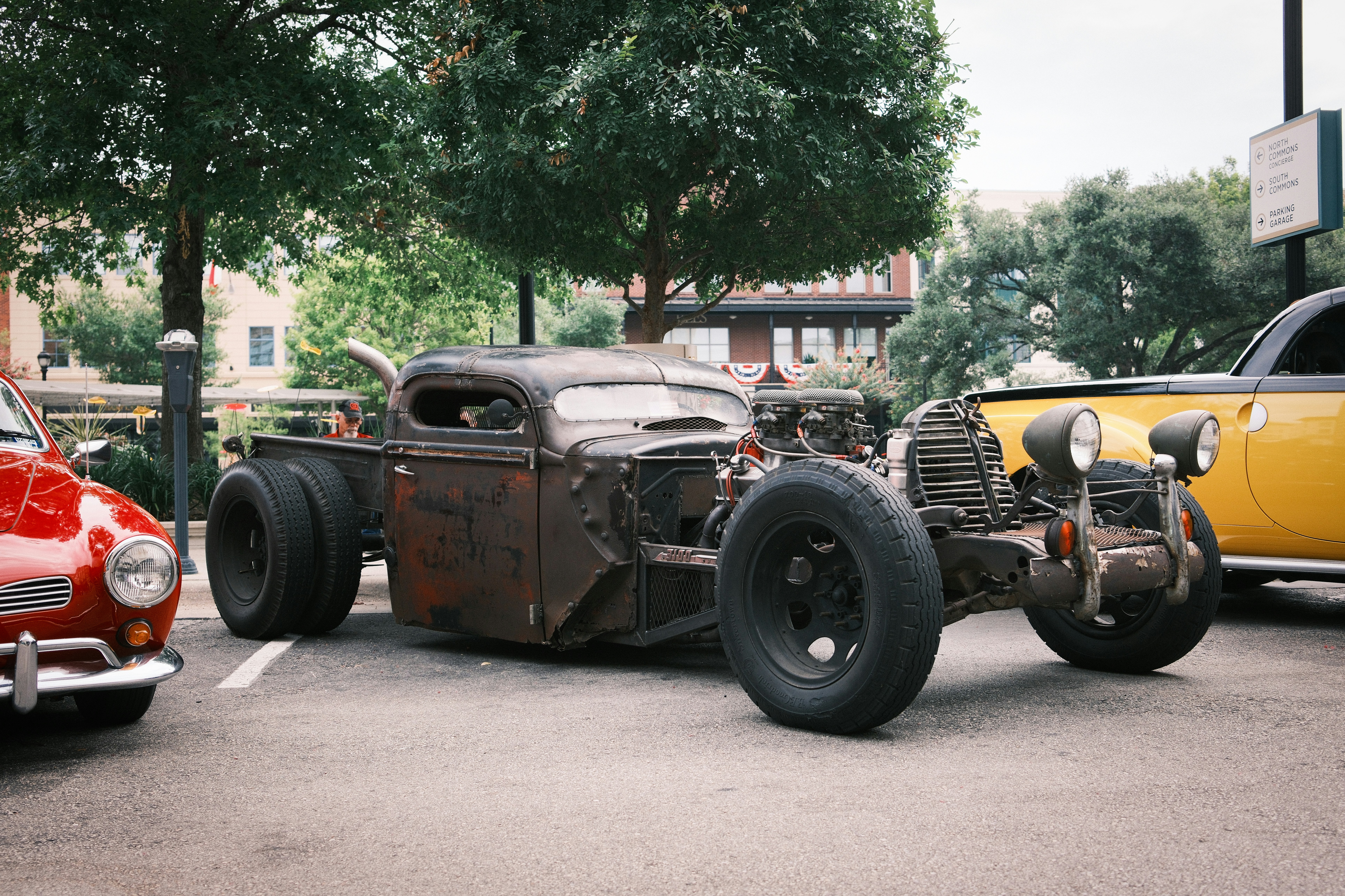 주차장에 두 대의 낡은 차가 나란히 주차되어 있습니다.