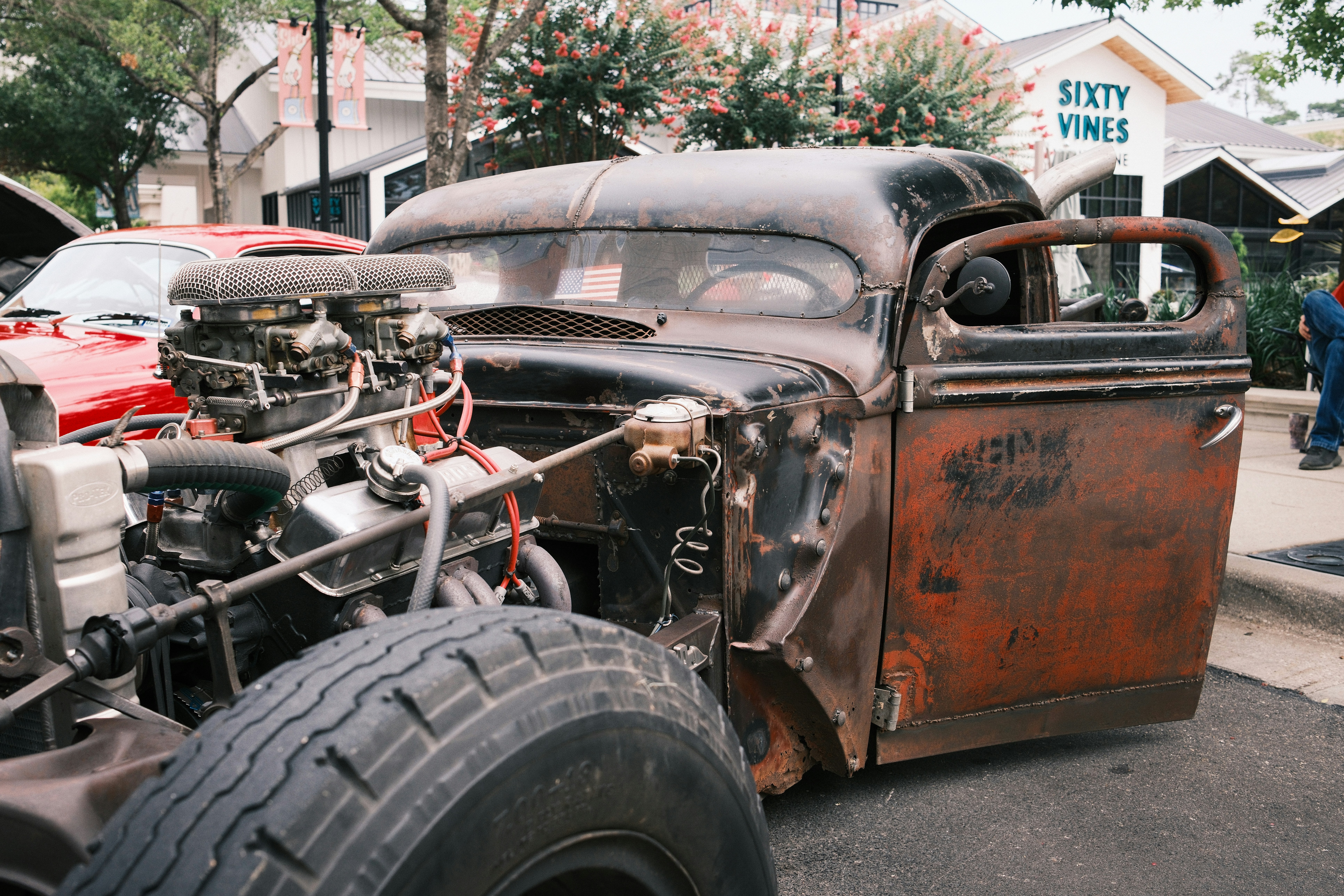 낡은 차가 길가에 주차되어 있습니다