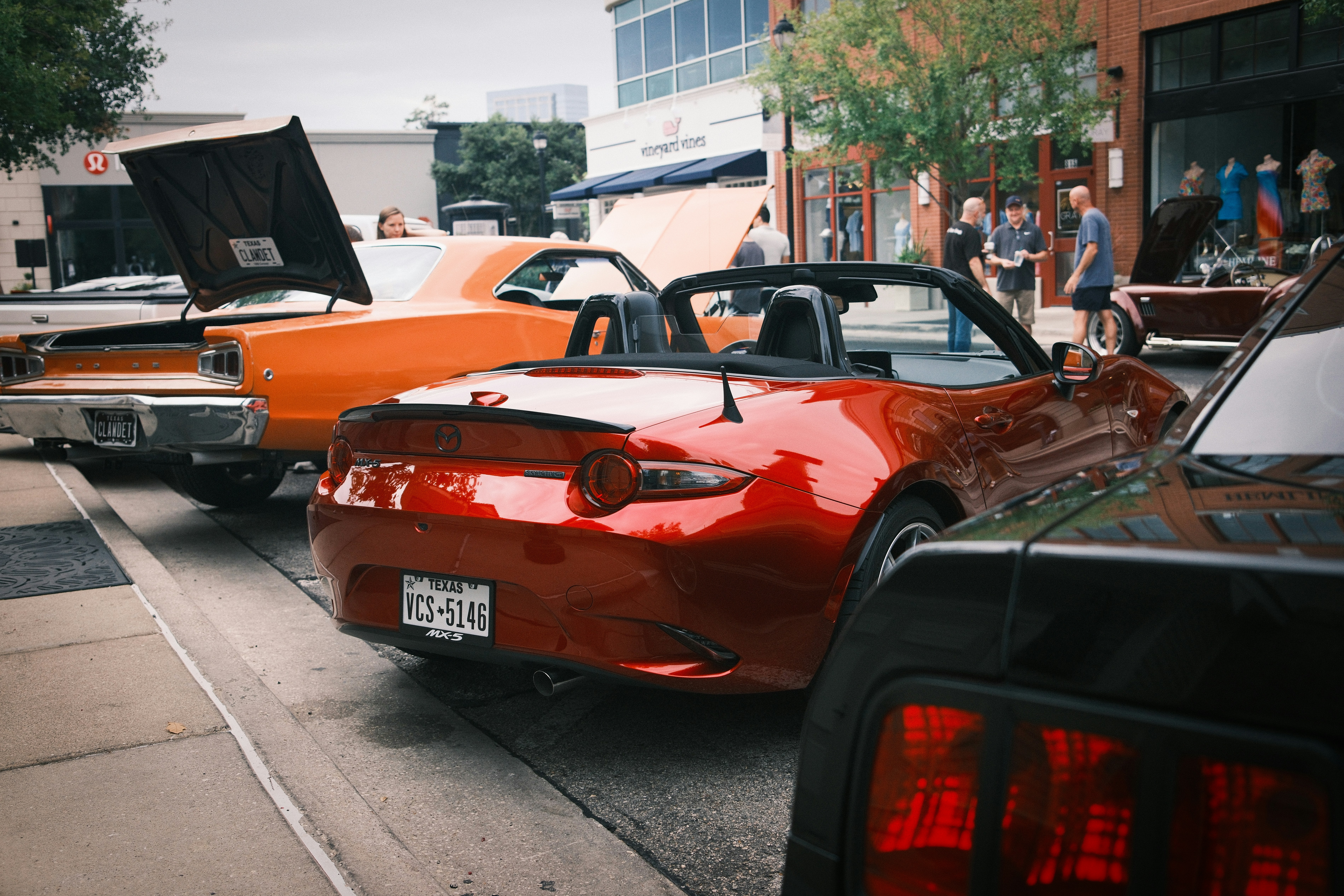 길가에 주차된 한 무리의 자동차들