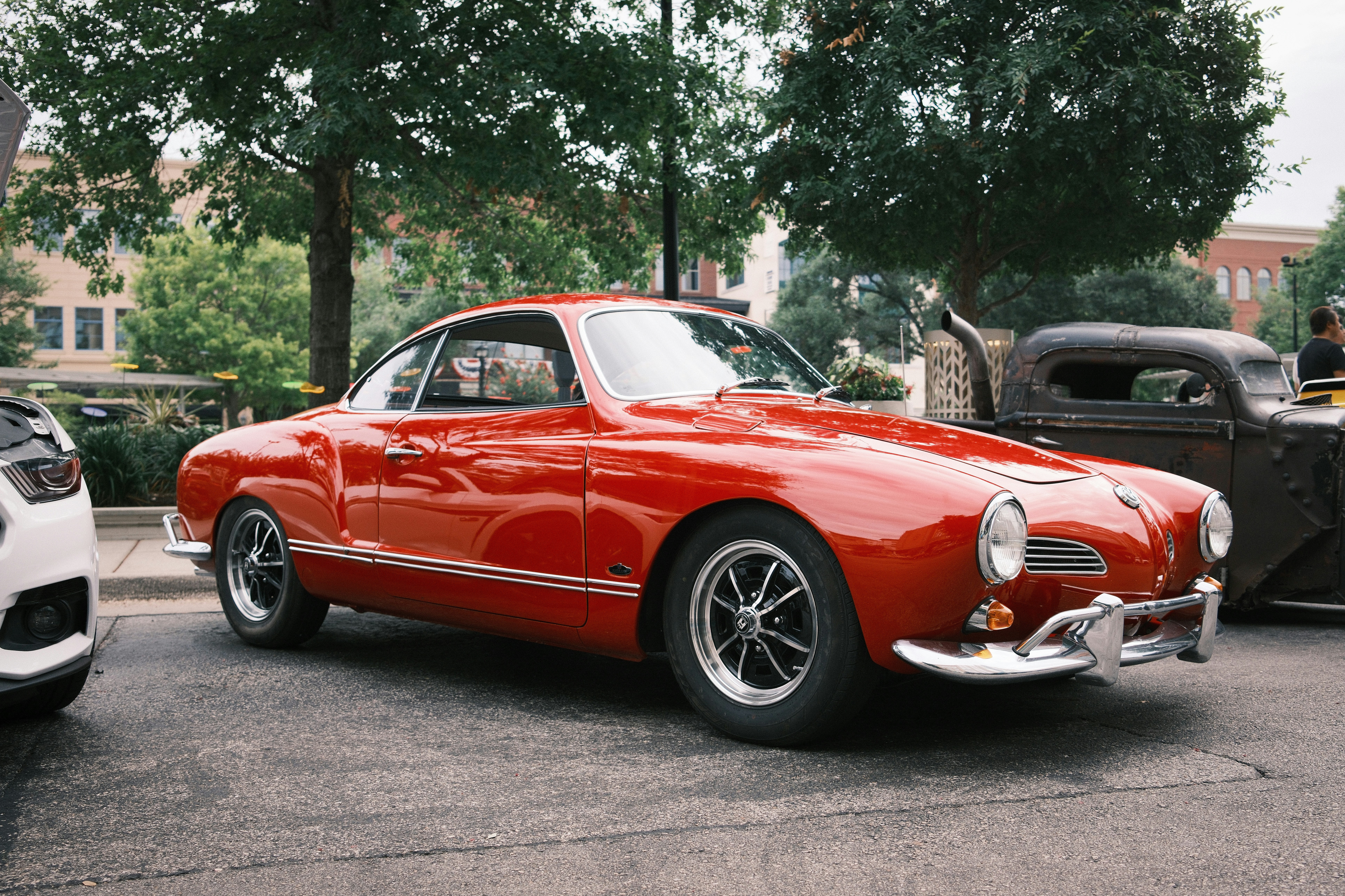 다른 차와 나란히 주차장에 주차된 빨간 차