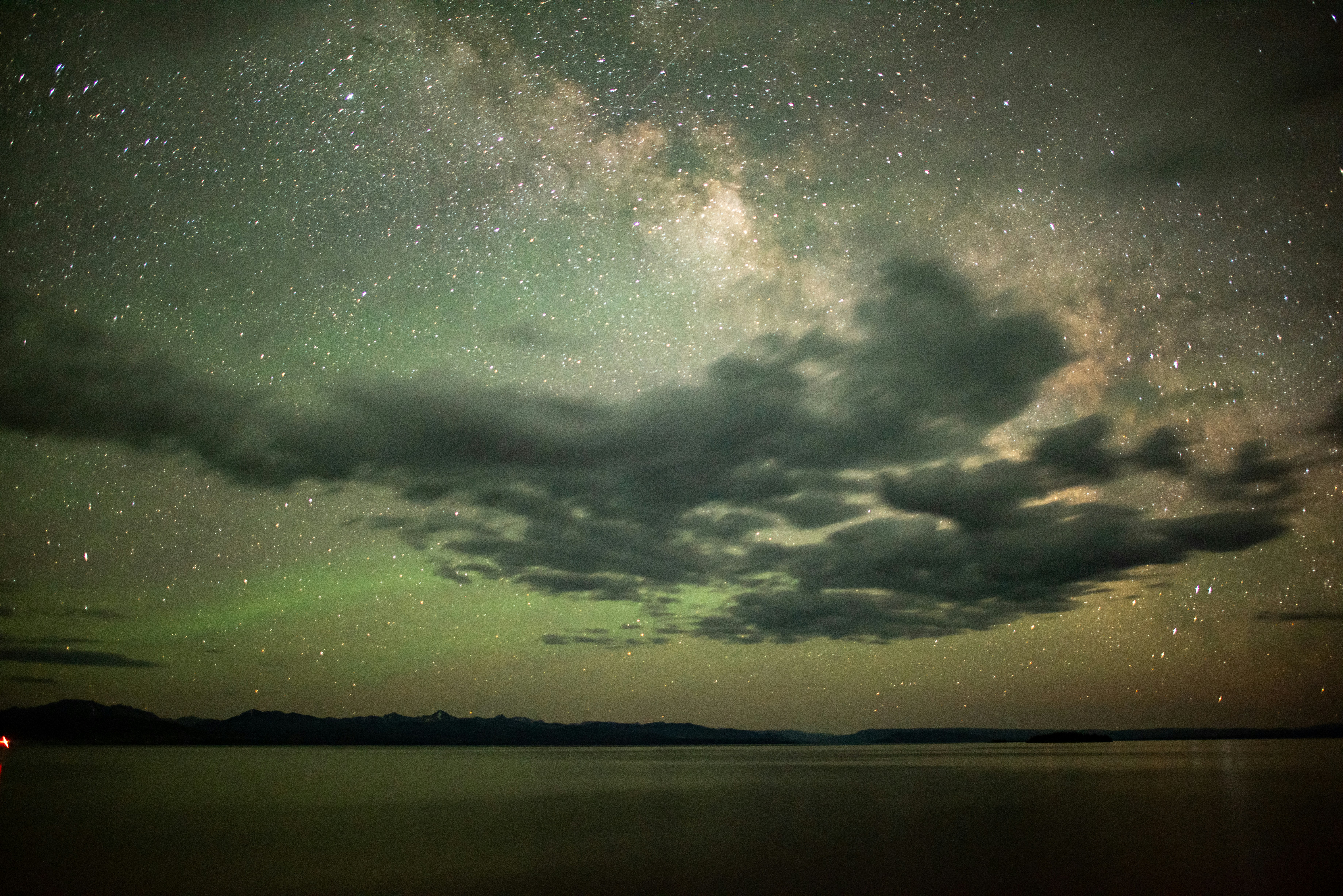 Le ciel nocturne est rempli d’étoiles et de nuages