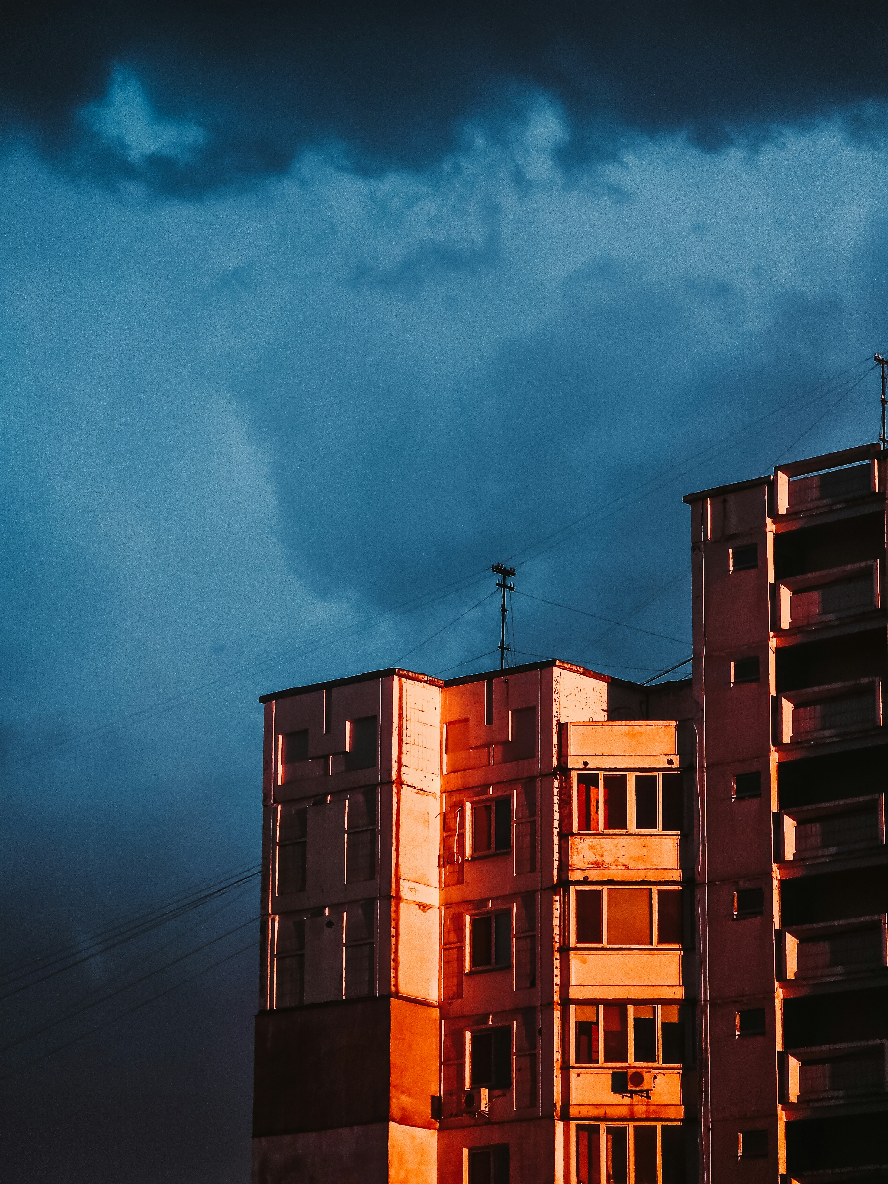 A very tall building sitting under a cloudy sky