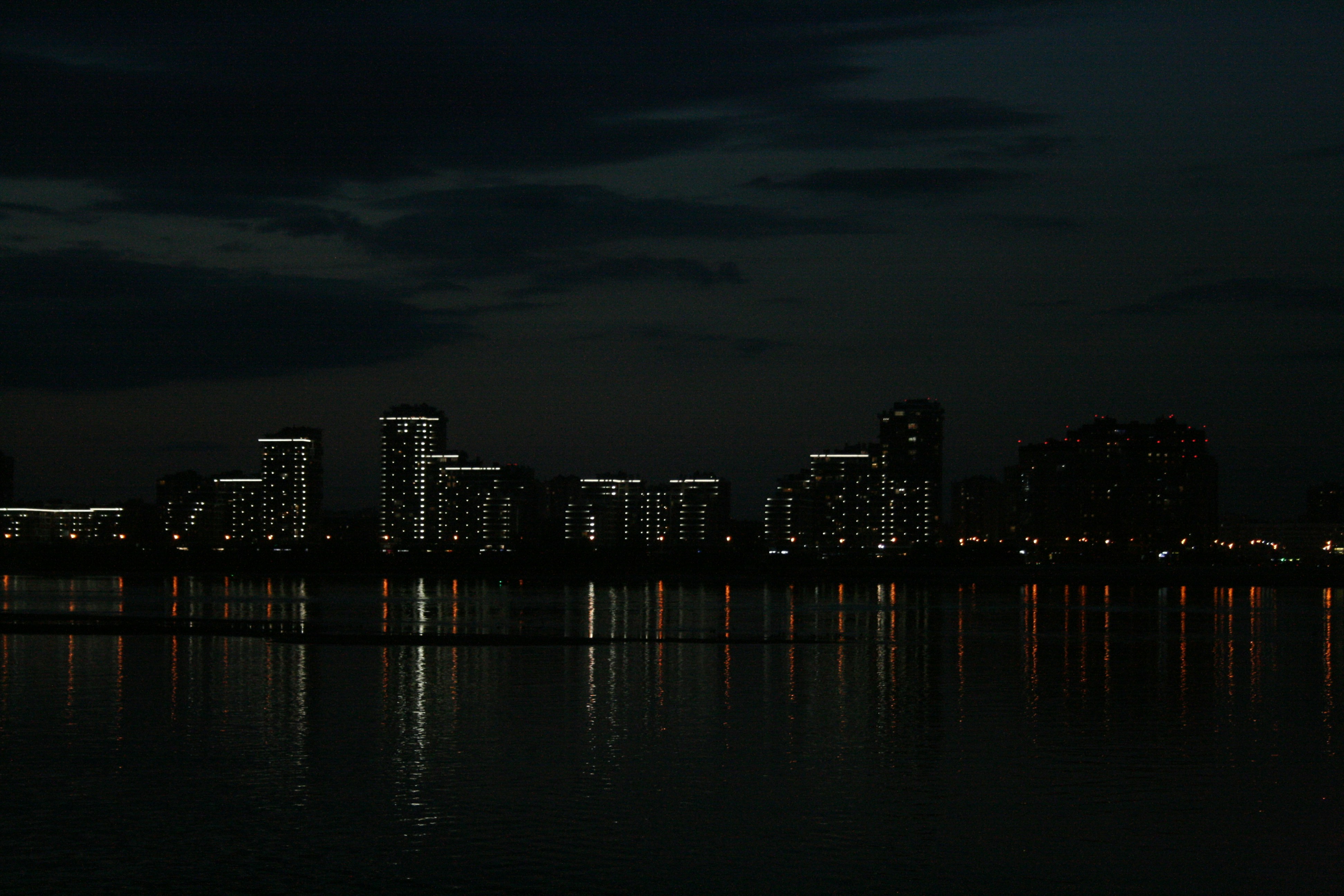 밤에는 도시의 스카이라인이 밝아집니다.