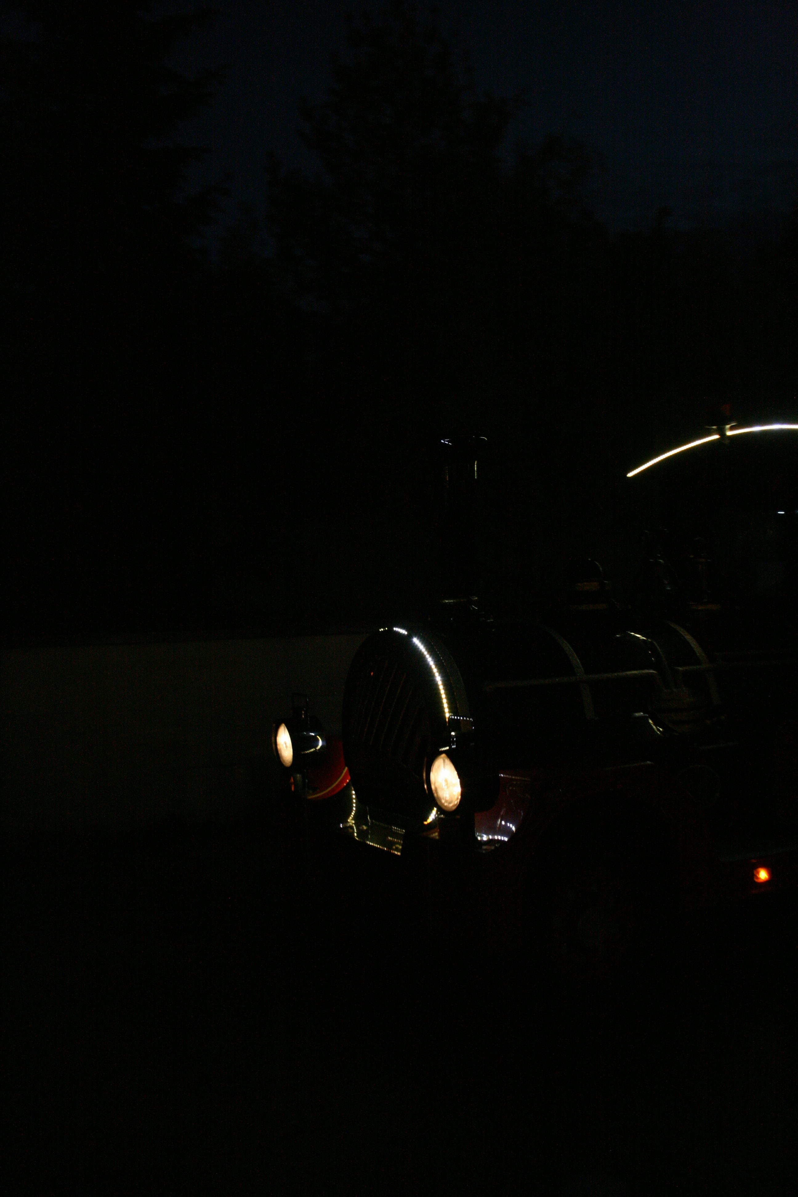 밤에 어둠 속에 주차된 차