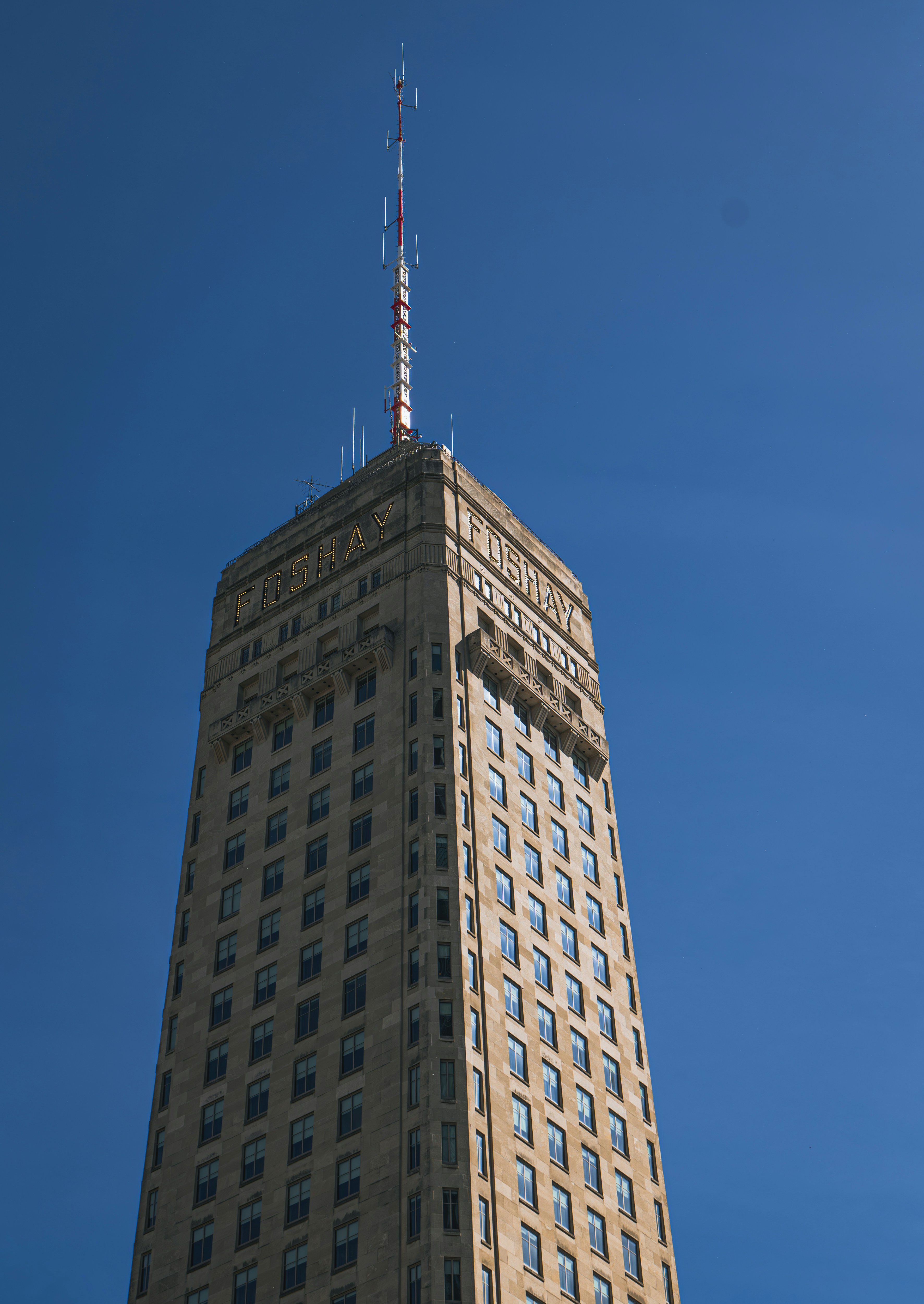 Ein hohes Gebäude mit einer Flagge darauf
