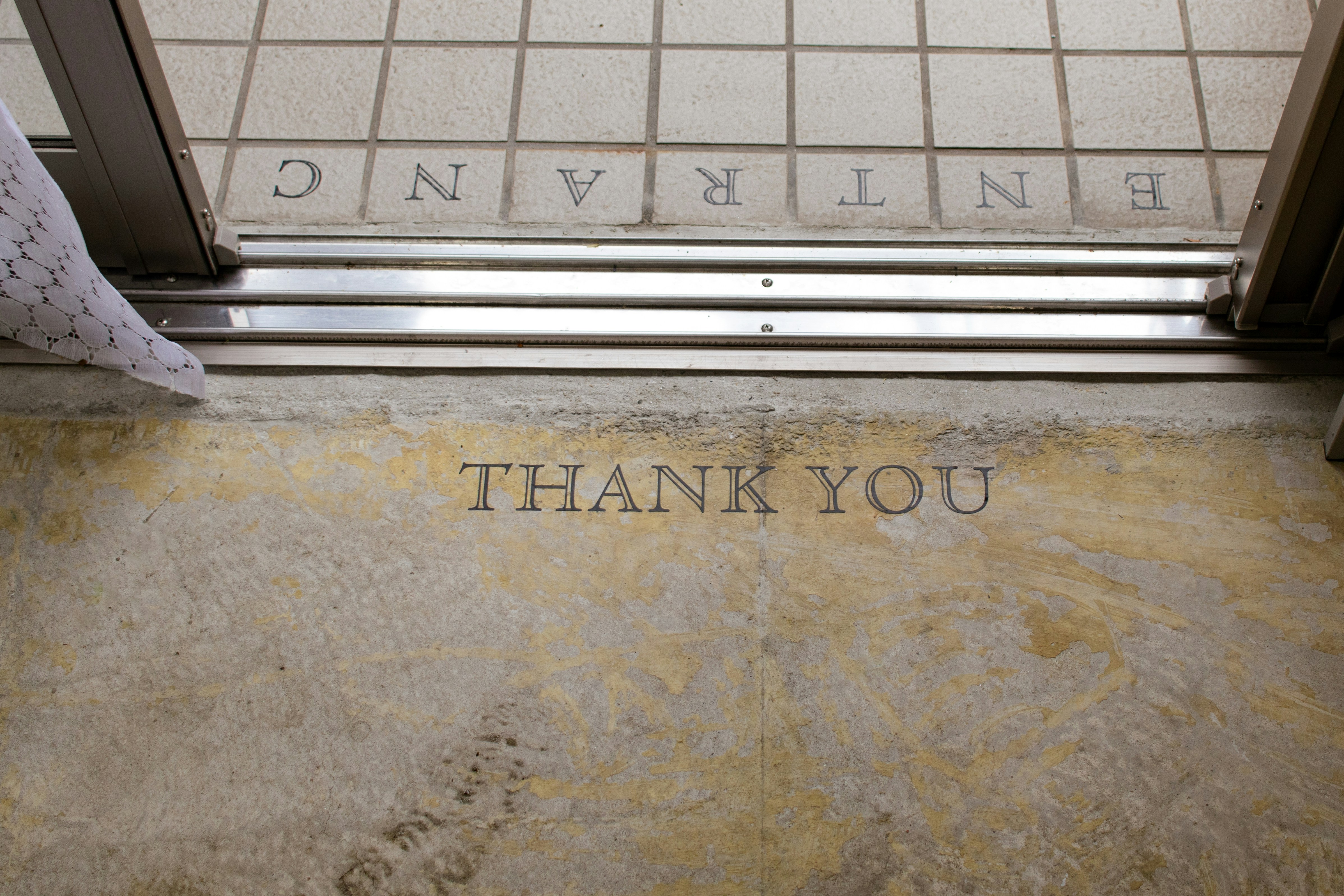 Una alfombra de bienvenida que dice, gracias