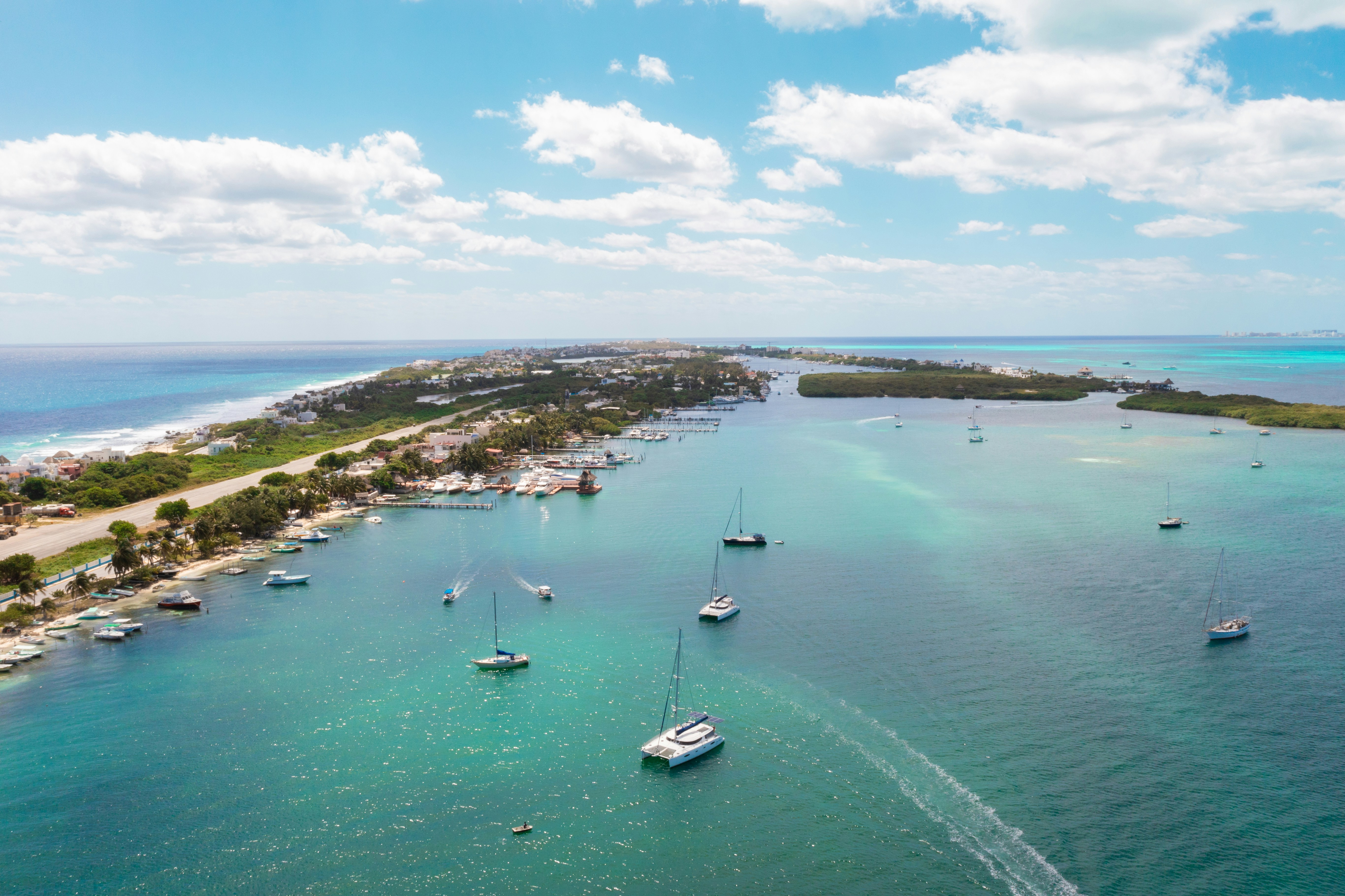 Eine Gruppe von Booten, die auf einem Gewässer treiben