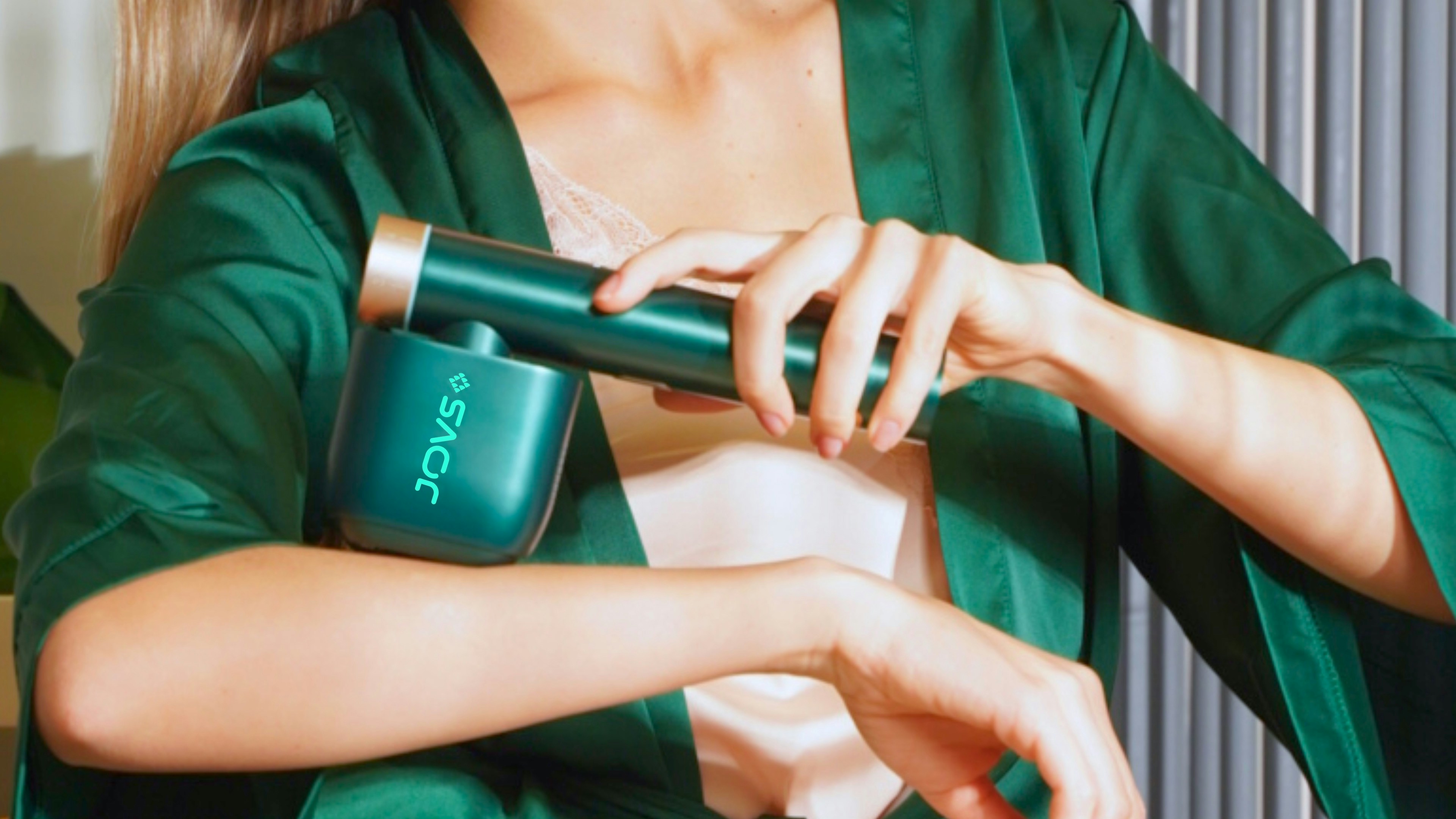 Una donna che tiene in mano un asciugacapelli