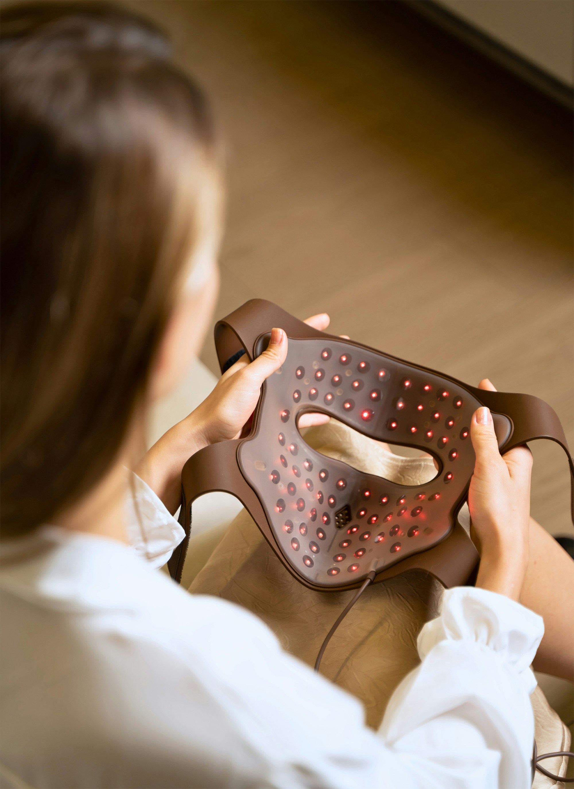 茶色のバッグを持ってソファに座っている女性