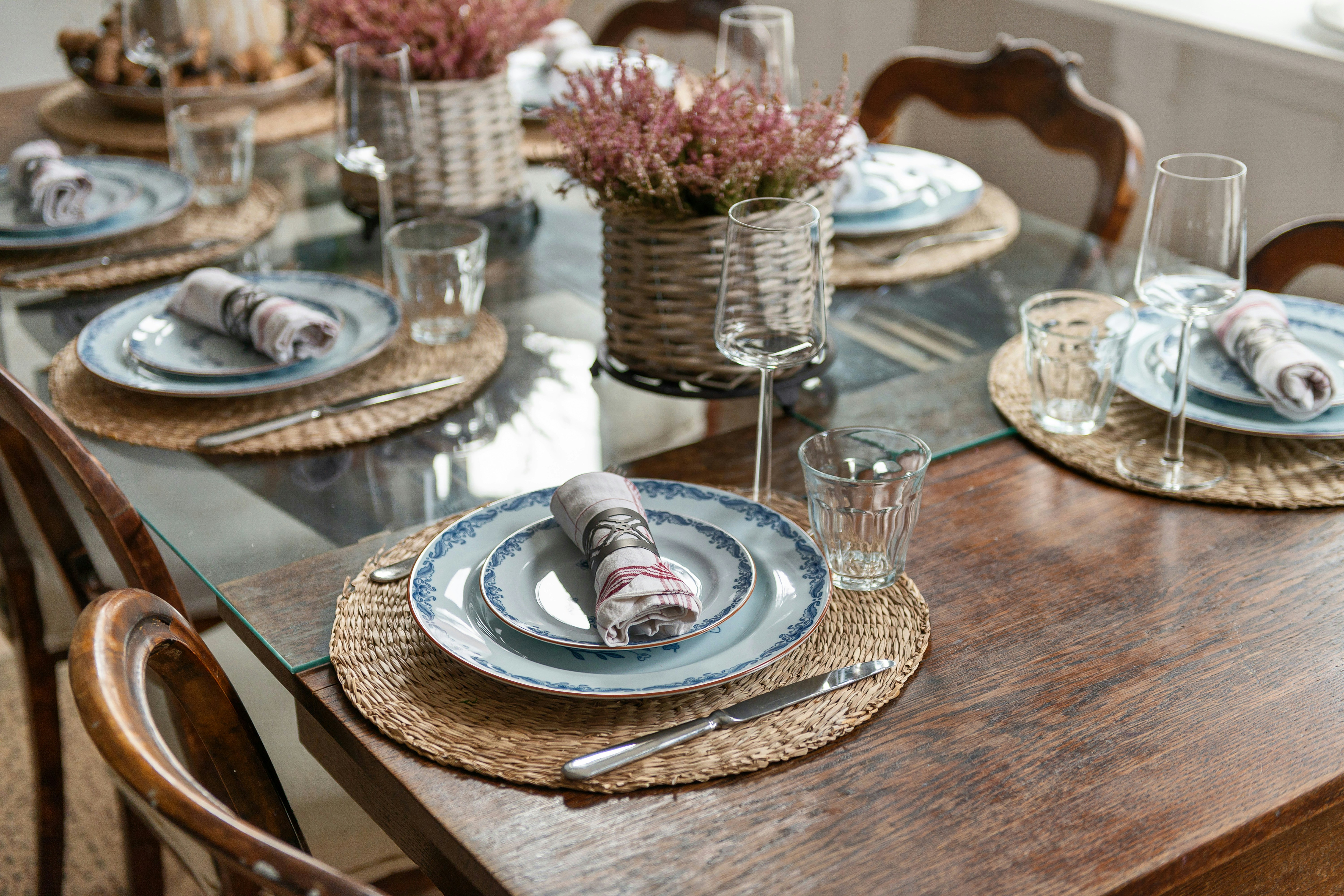 Gedekte tafel met vaas en bloemen, naturel tafelstyling