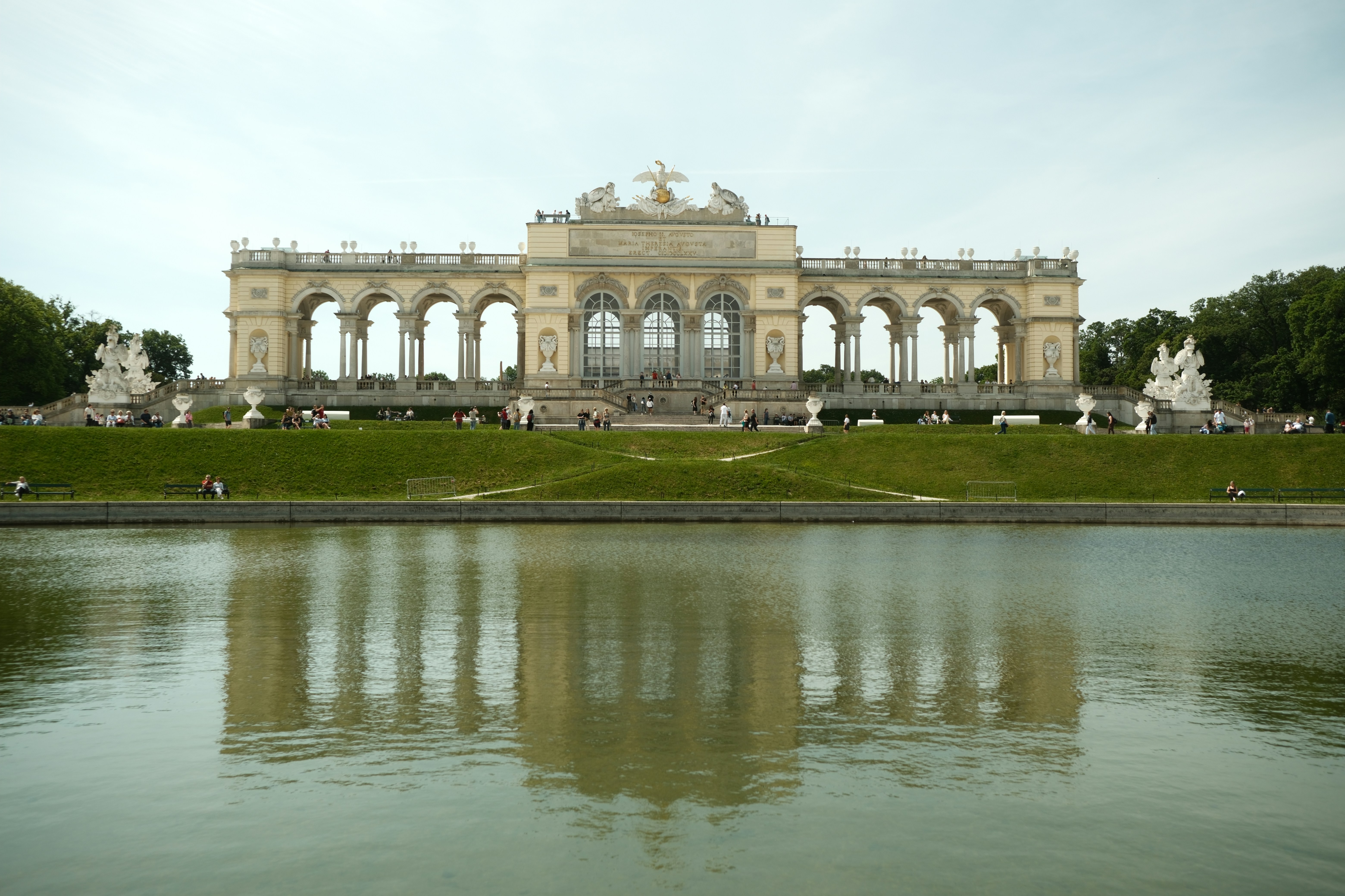 Ein großes Gebäude auf einer üppigen grünen Wiese