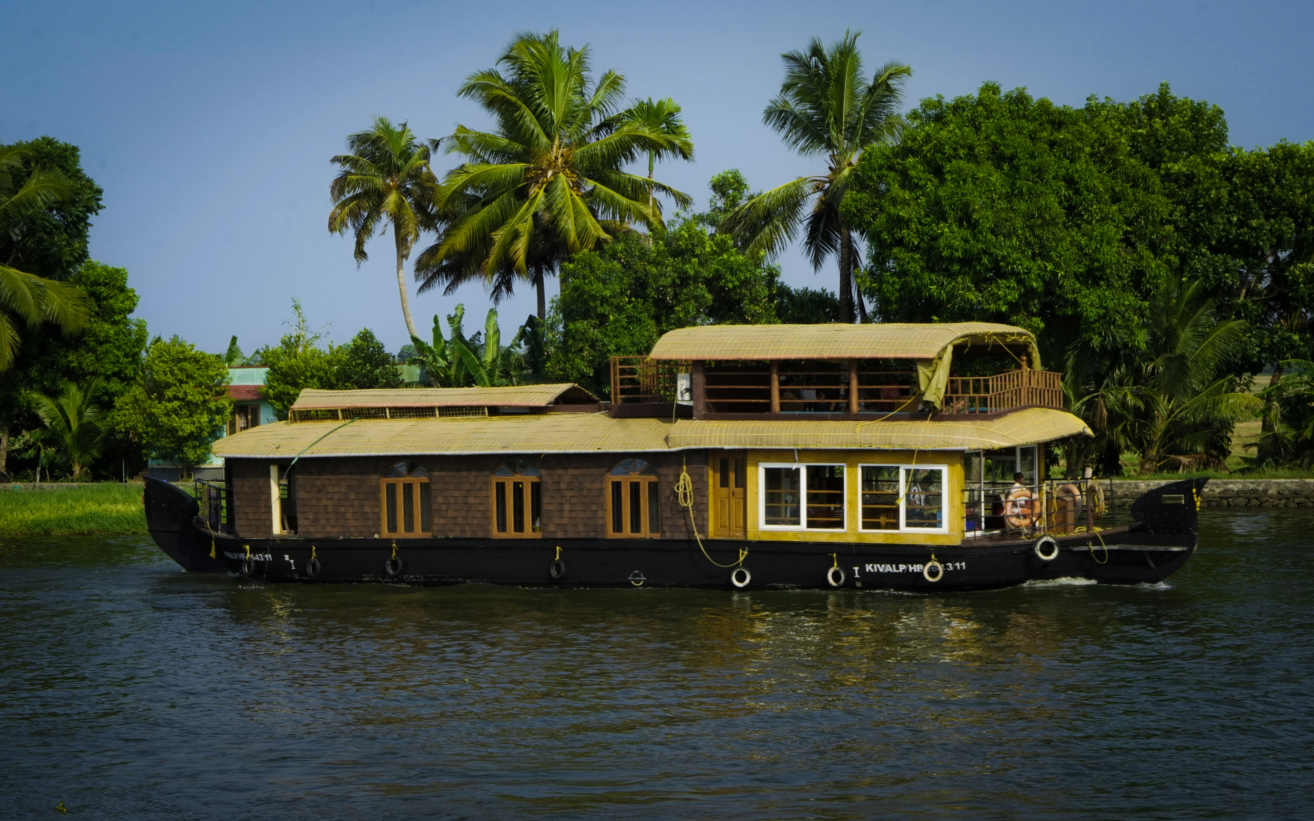 A house boat floating on top of a river