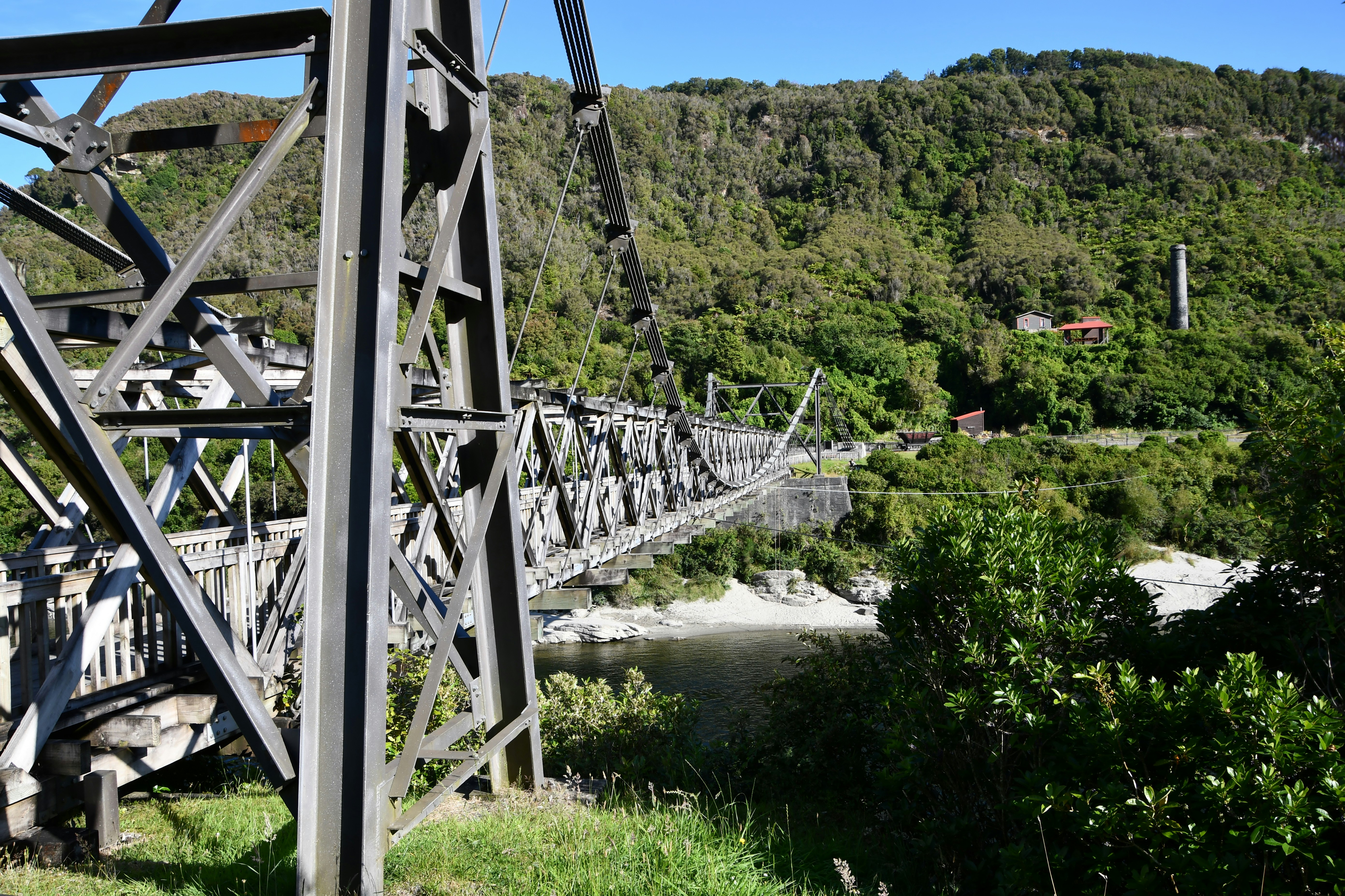 Hängebrücke über den Grey River zur stillgelegten Brunner Mine