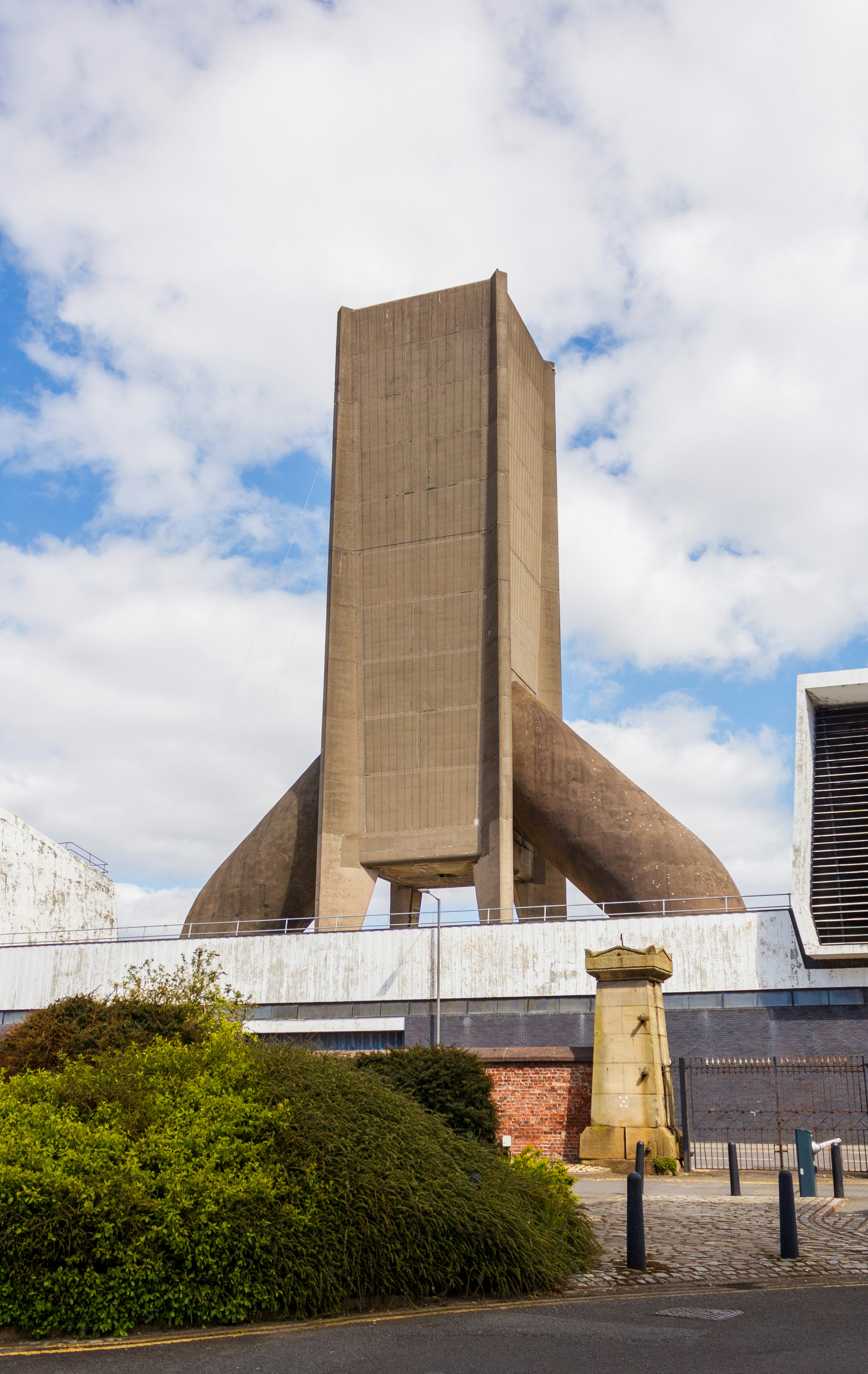 Un grand bâtiment avec une tour d’horloge au milieu de celui-ci