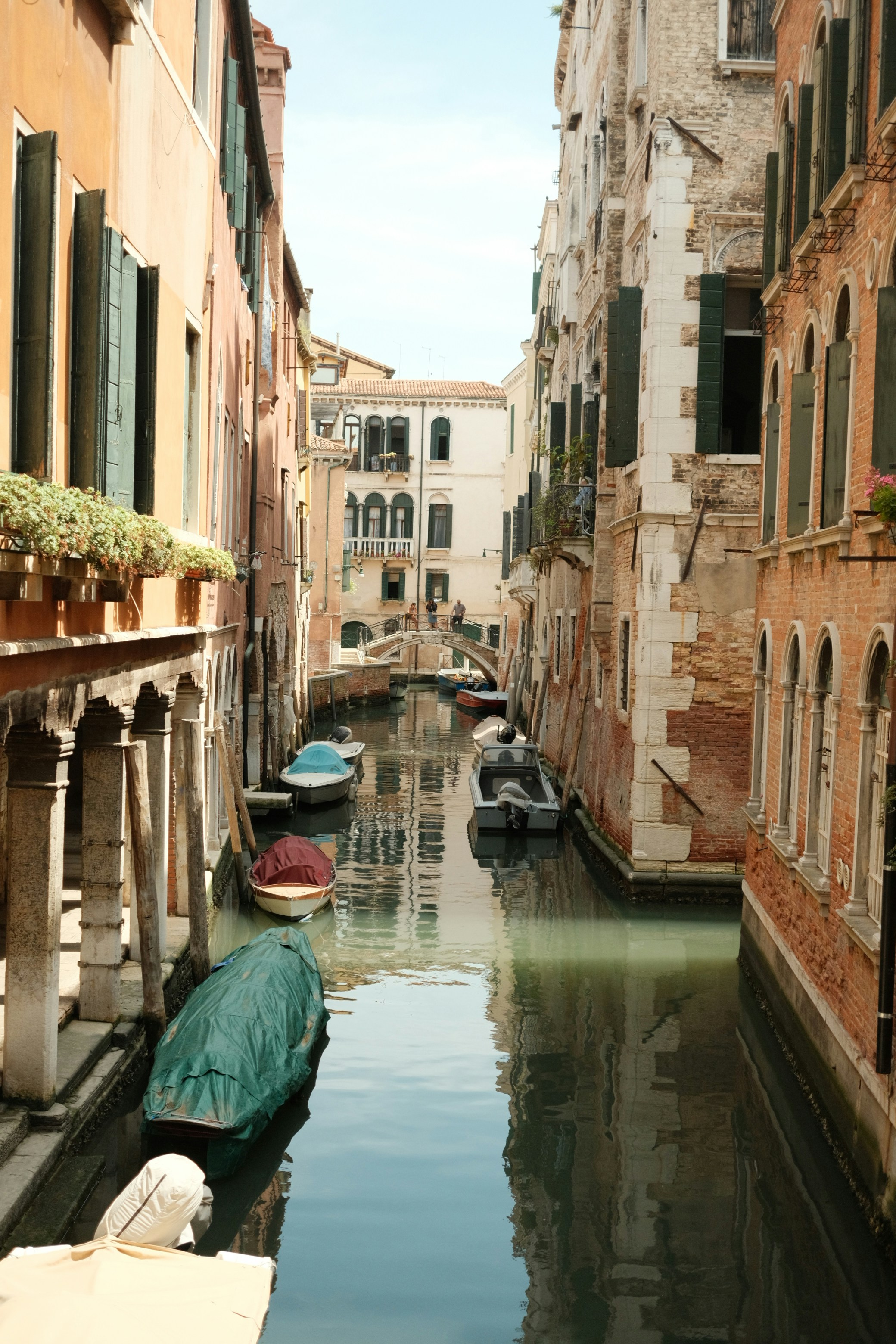 A narrow canal with several boats in it
