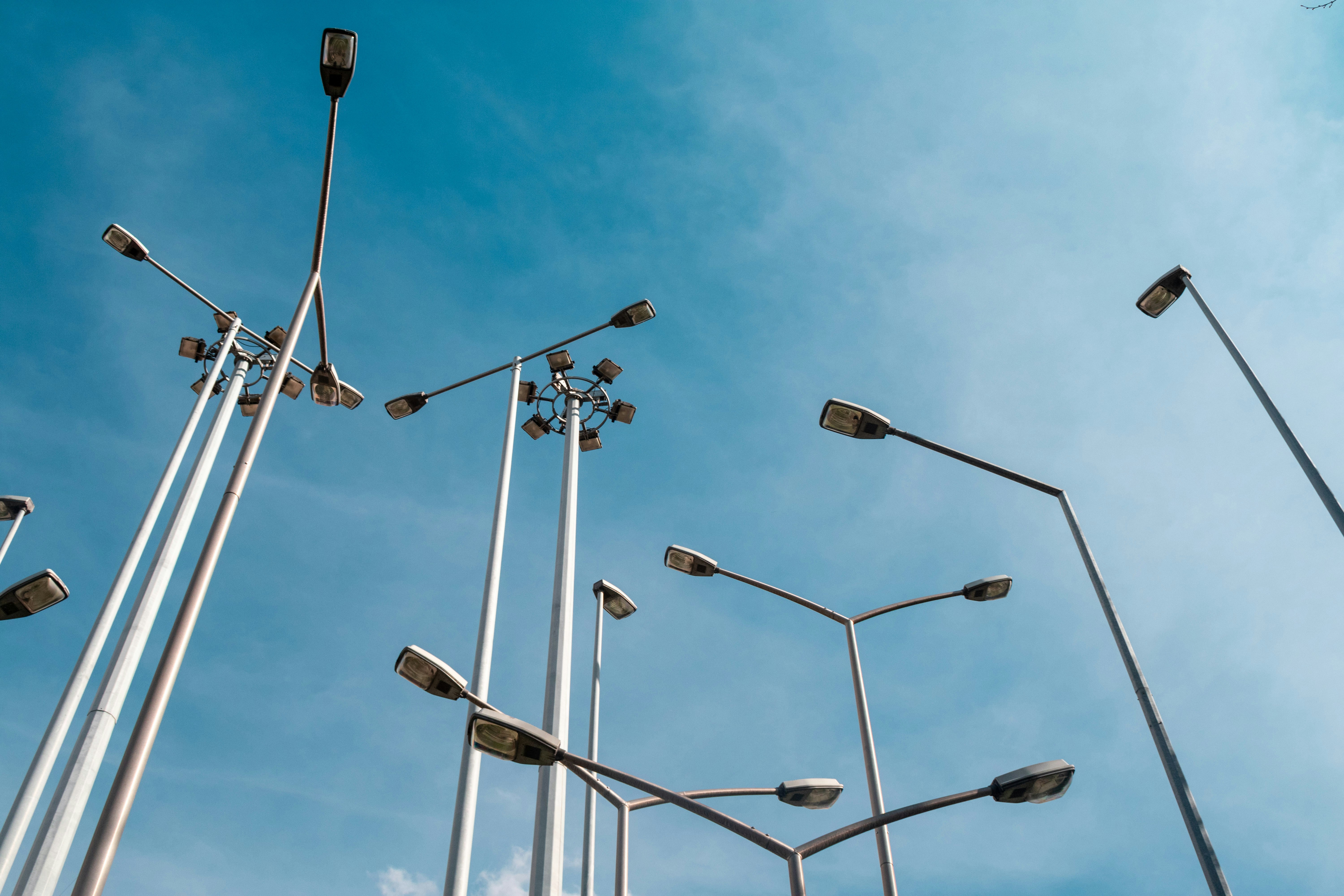 Ein Haufen Straßenlaternen, die in der Luft sind