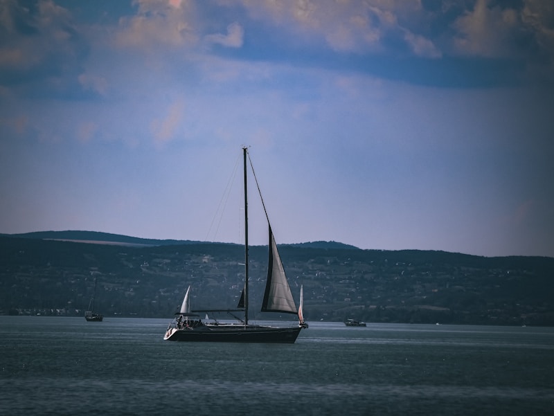 Velero en aguas tranquilas