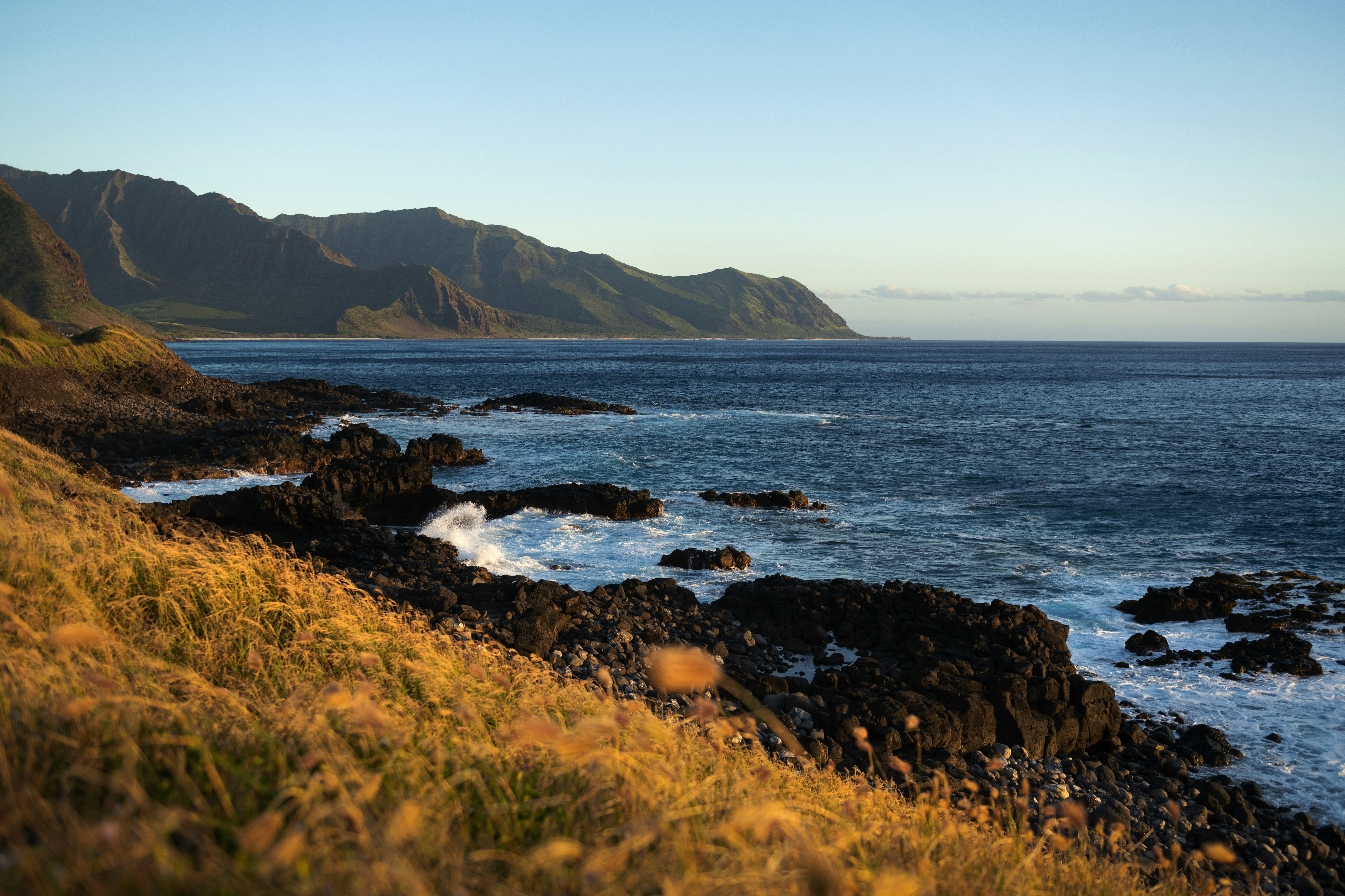 Ein grasbewachsener Hügel neben einem Gewässer