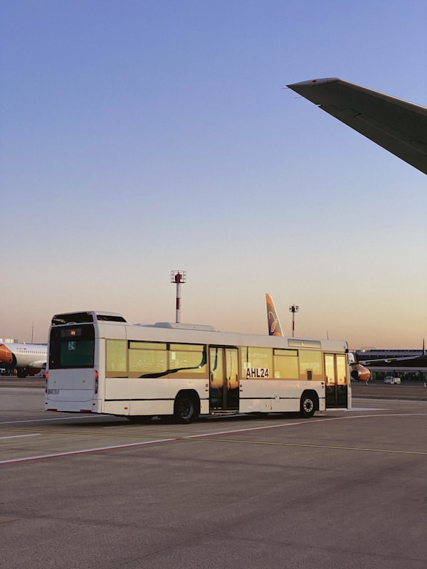 停機坪旁等候旅客的機場接駁巴士