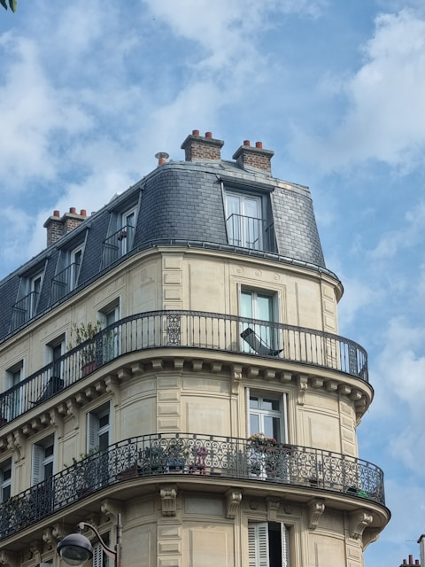 A tall building with balconies and balconies on it