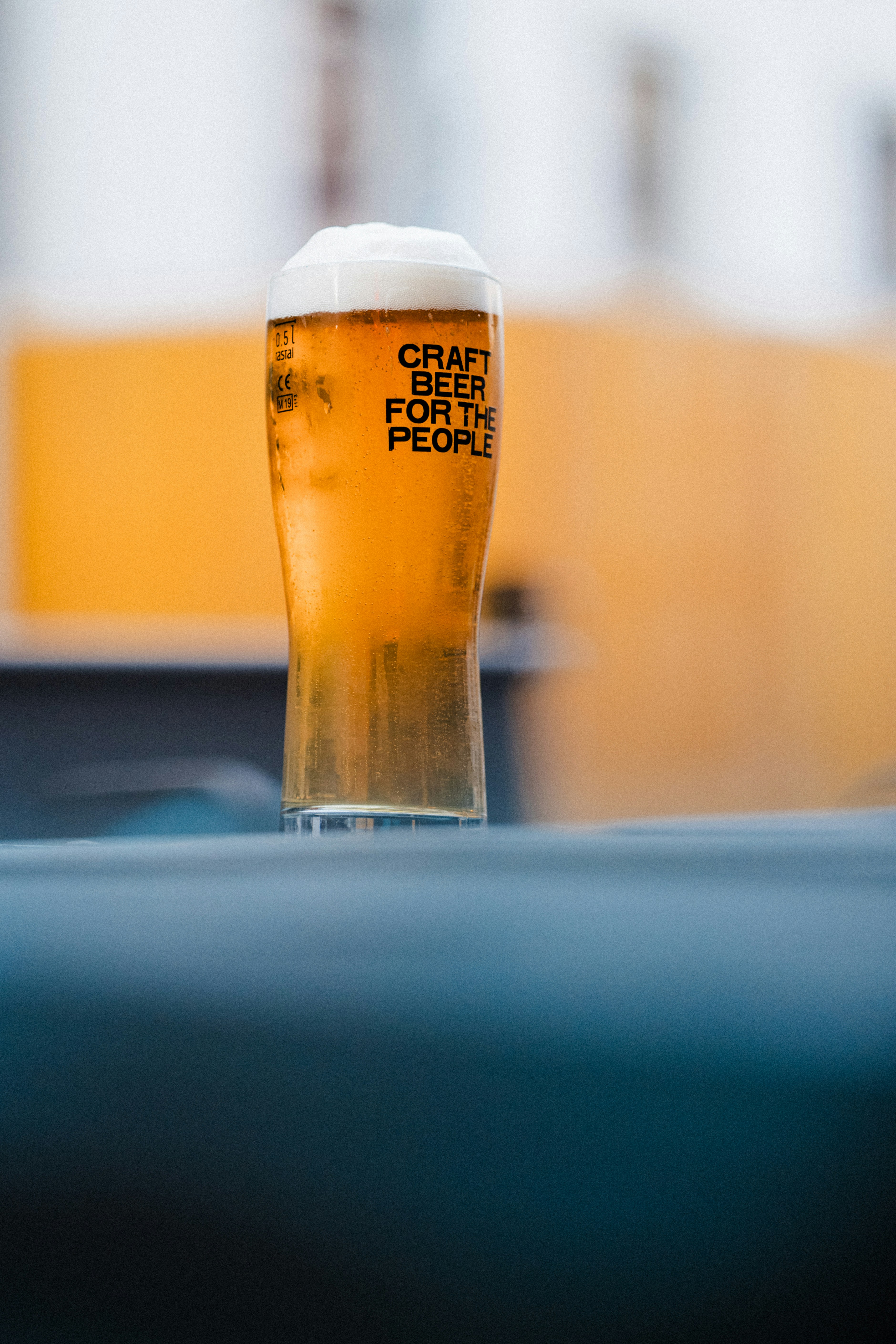 테이블 위에 놓인 맥주 한 잔