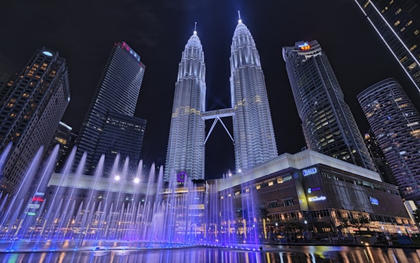 A large fountain in the middle of a city at night