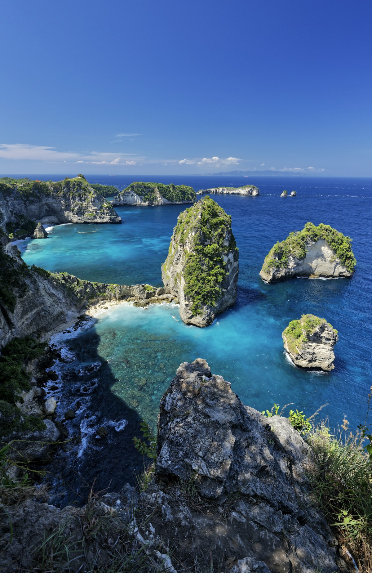 Nusa Penida October — Diamond Beach turquoise lagoon in shoulder season