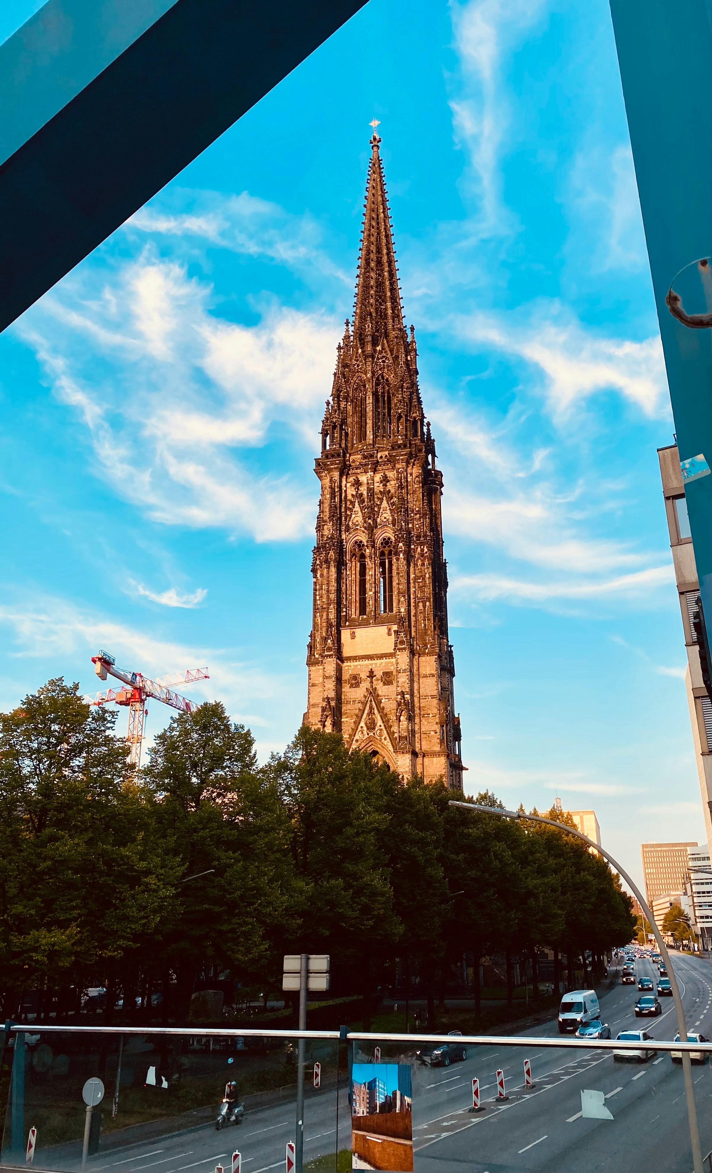 Une grande cathédrale dominant une rue de la ville
