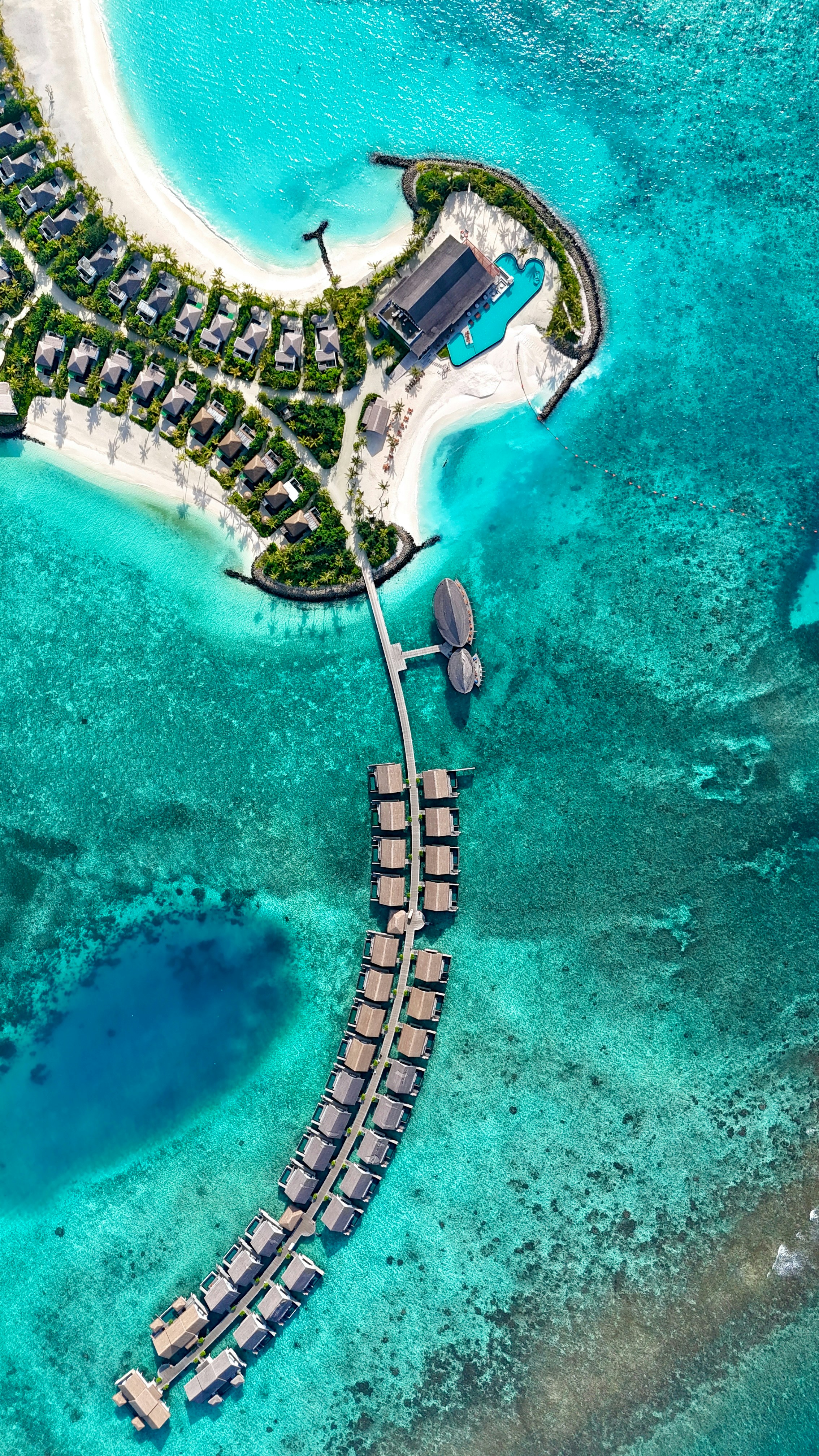 Une vue aérienne d’un complexe hôtelier au milieu de l’océan