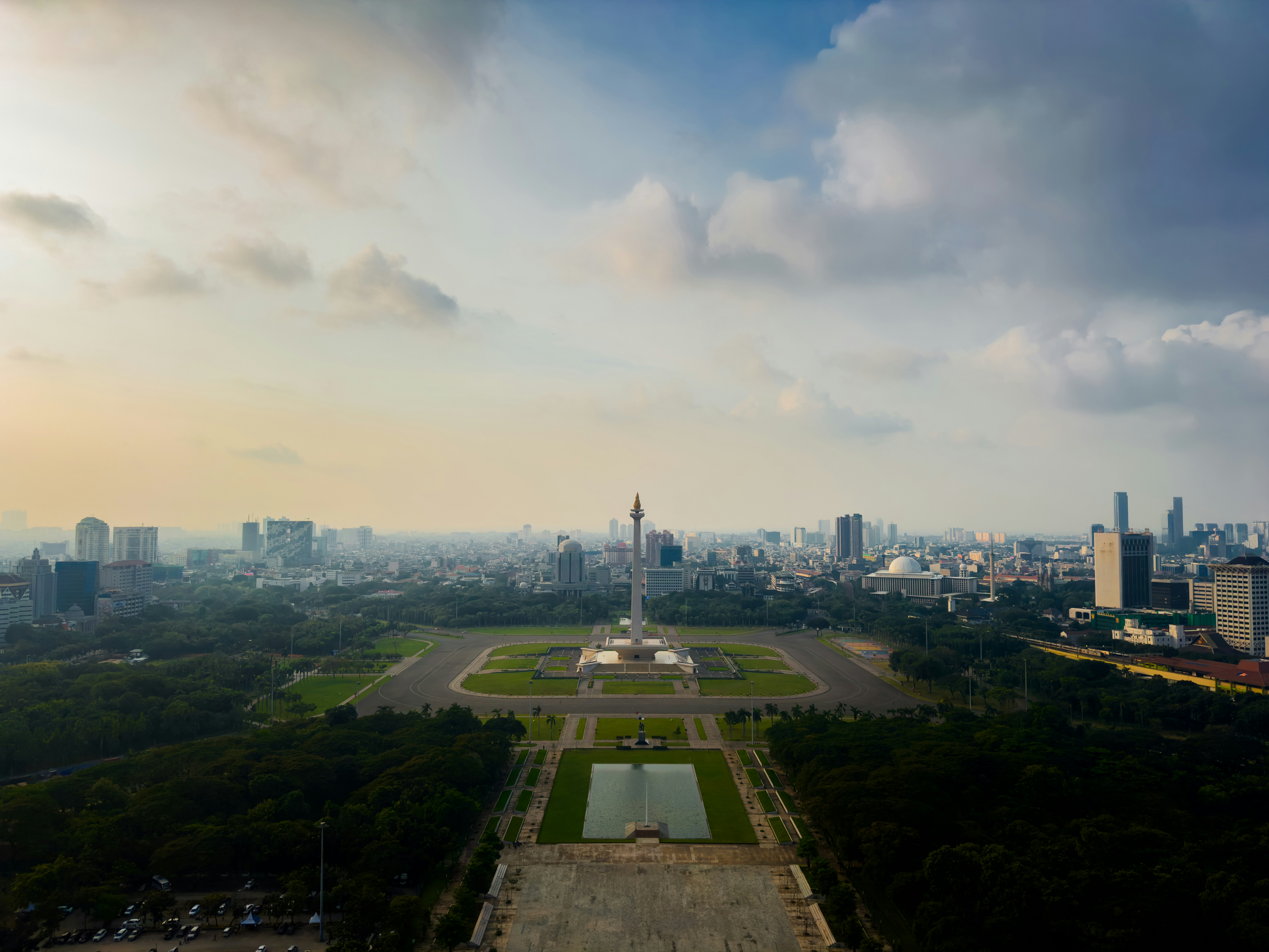 Pemandangan udara kota dengan banyak bangunan tinggi