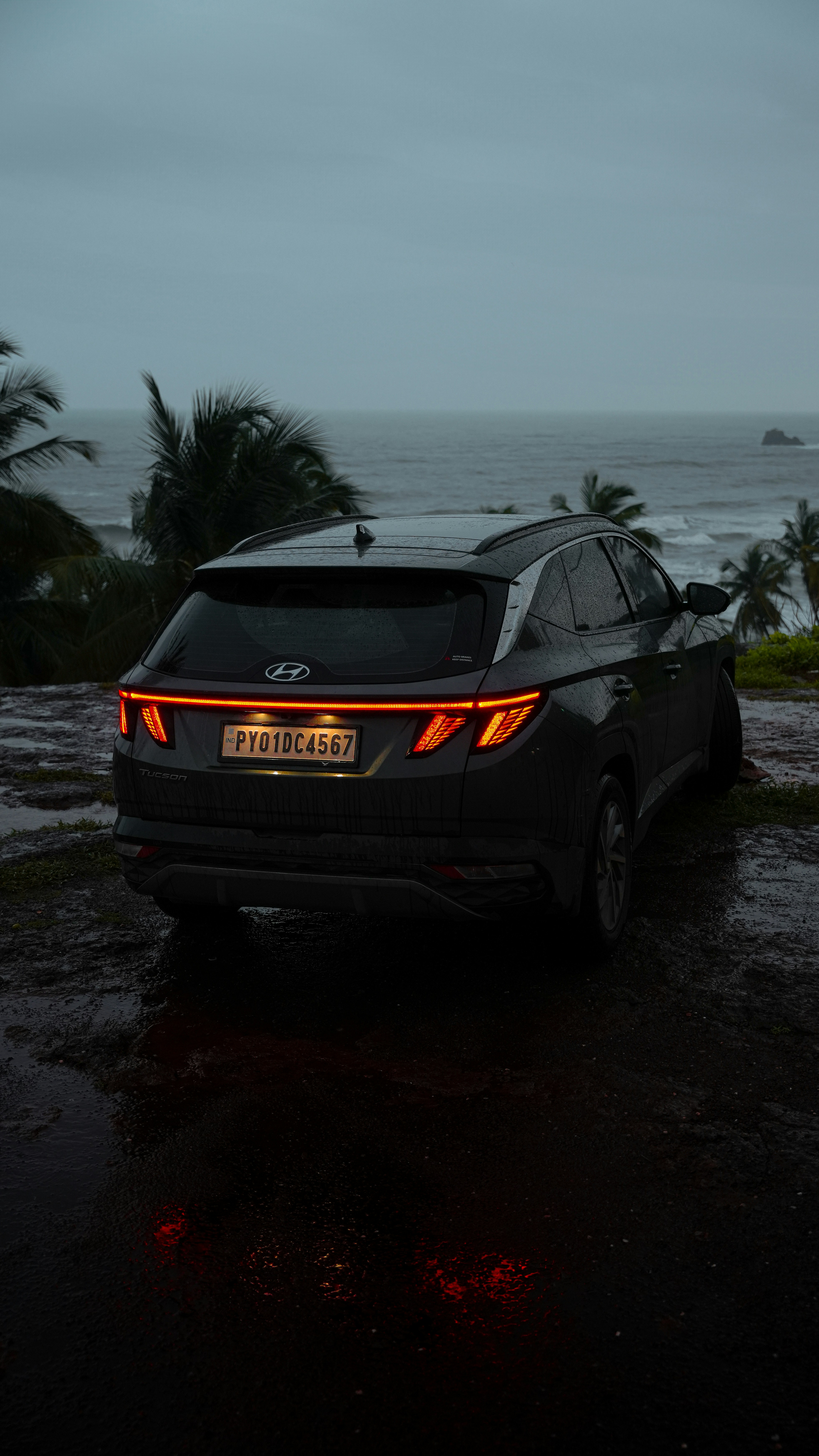 Sebuah mobil diparkir di tempat parkir di sebelah laut