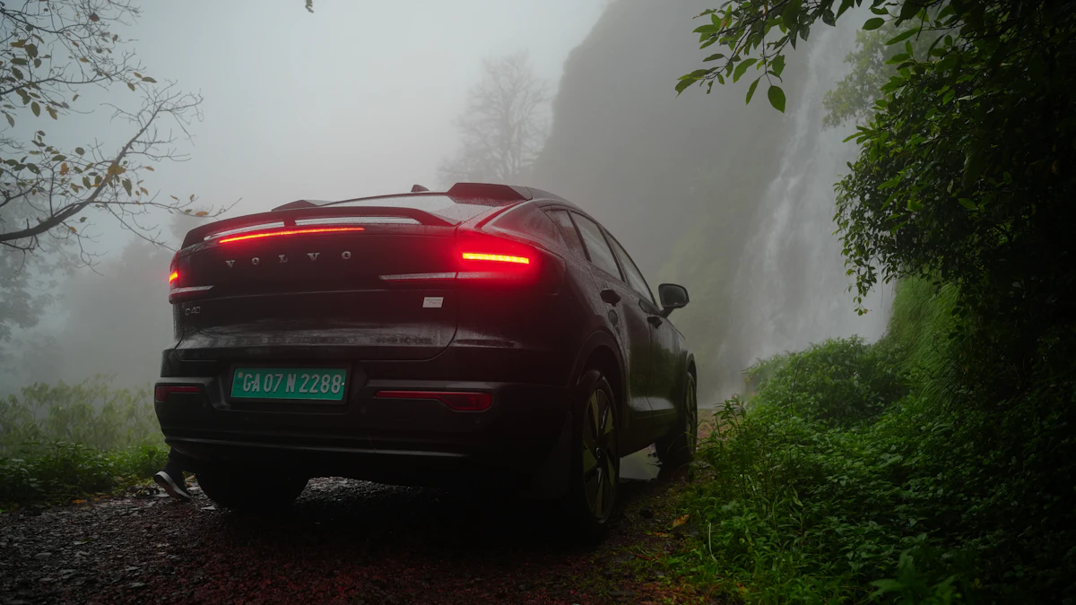 Ciemne Volvo jadące drogą przez las
