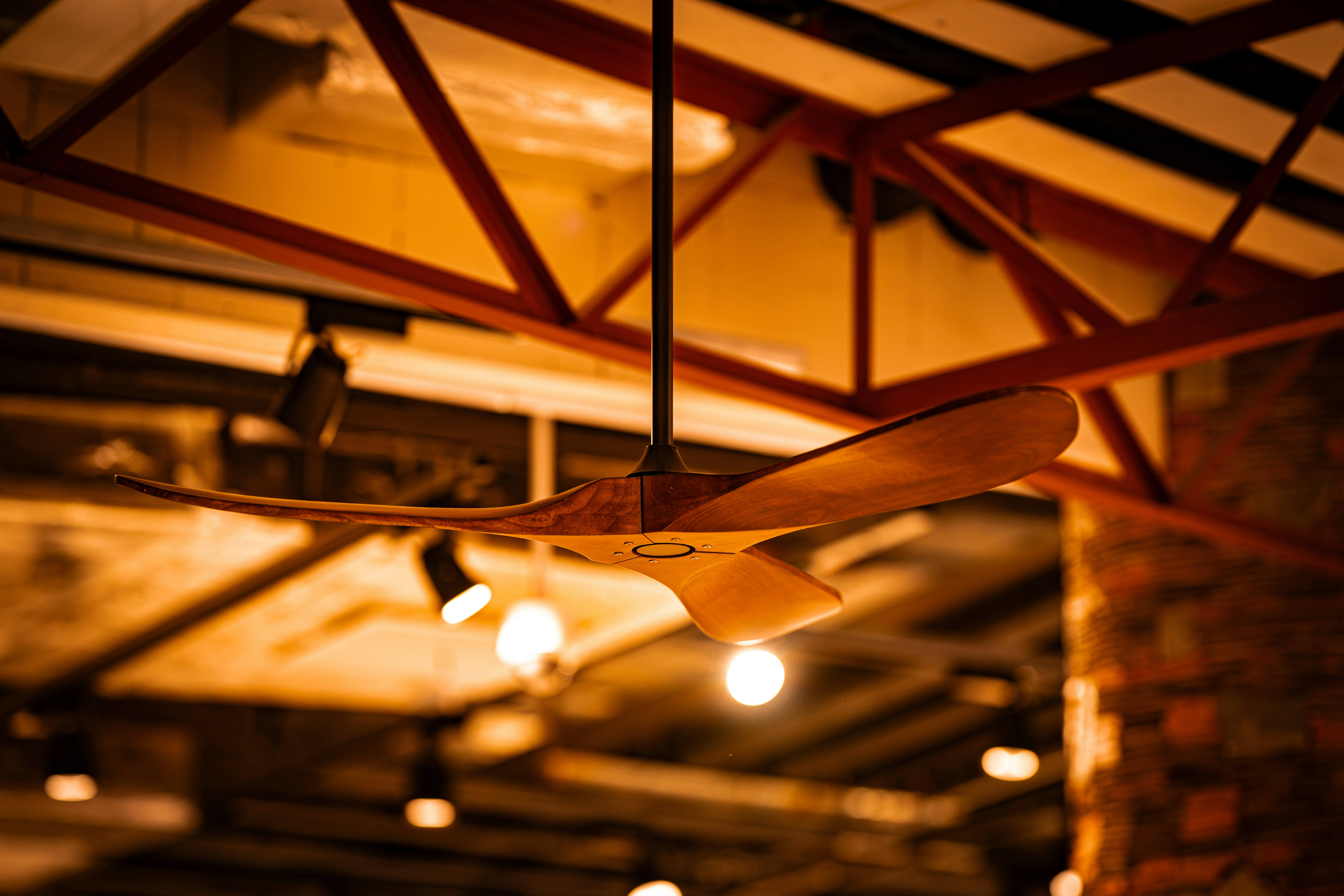 A ceiling fan hanging from a ceiling in a room