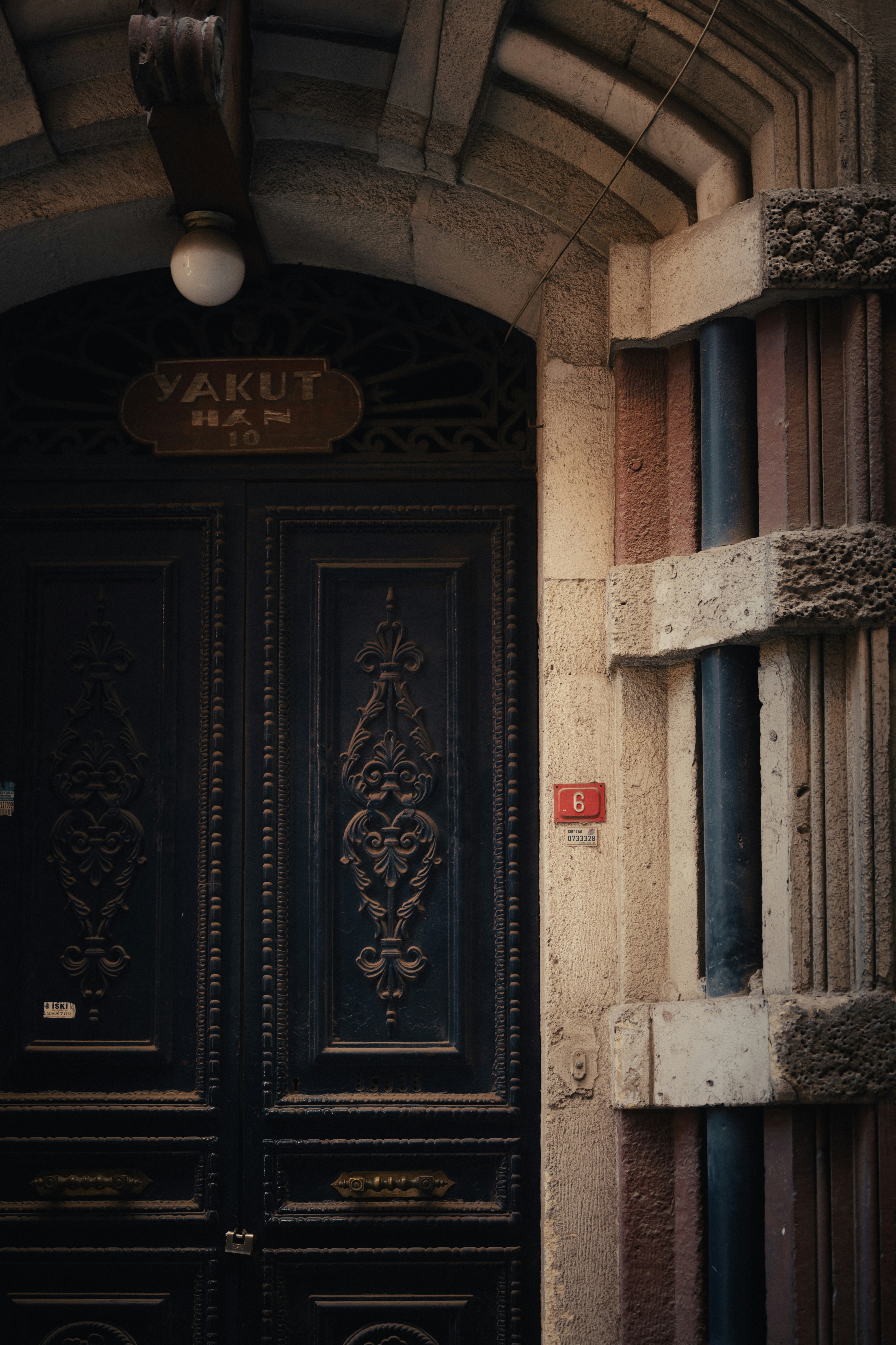 Una gran puerta negra en un edificio de piedra