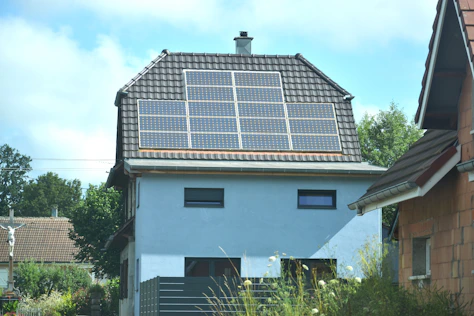 „Walmdach eines Wohnhauses mit großflächiger Photovoltaikanlage zur Eigenstromerzeugung.“