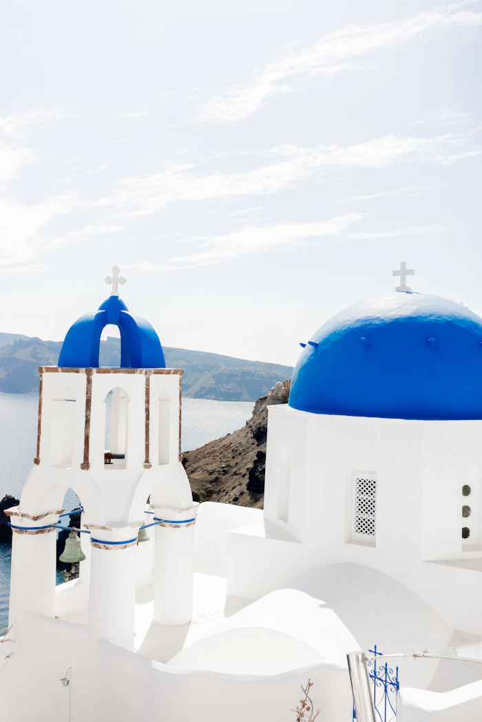 Kishë me kupolë blu tipike e ishujve grekë