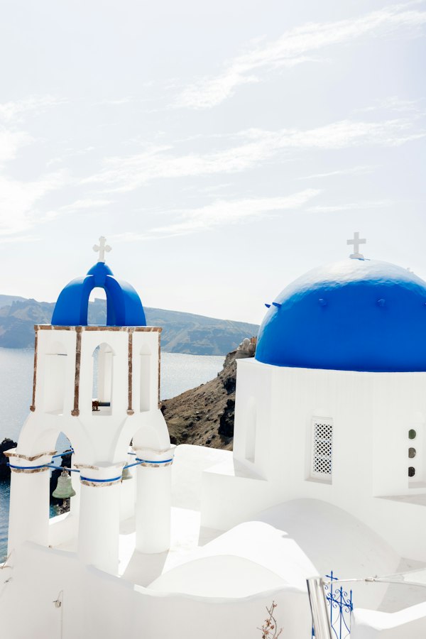 Location voiture Santorin, maisons blanches Oia Cyclades Grèce