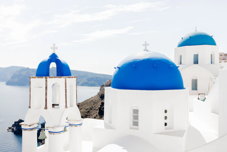Santorini blauwe koepels met zeezicht in de lente