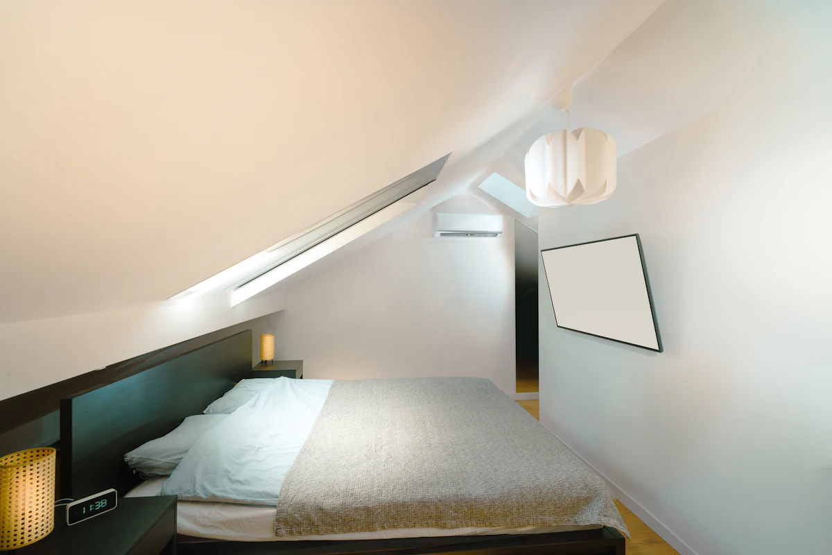 Slaapkamer op zolder met schuin plafond